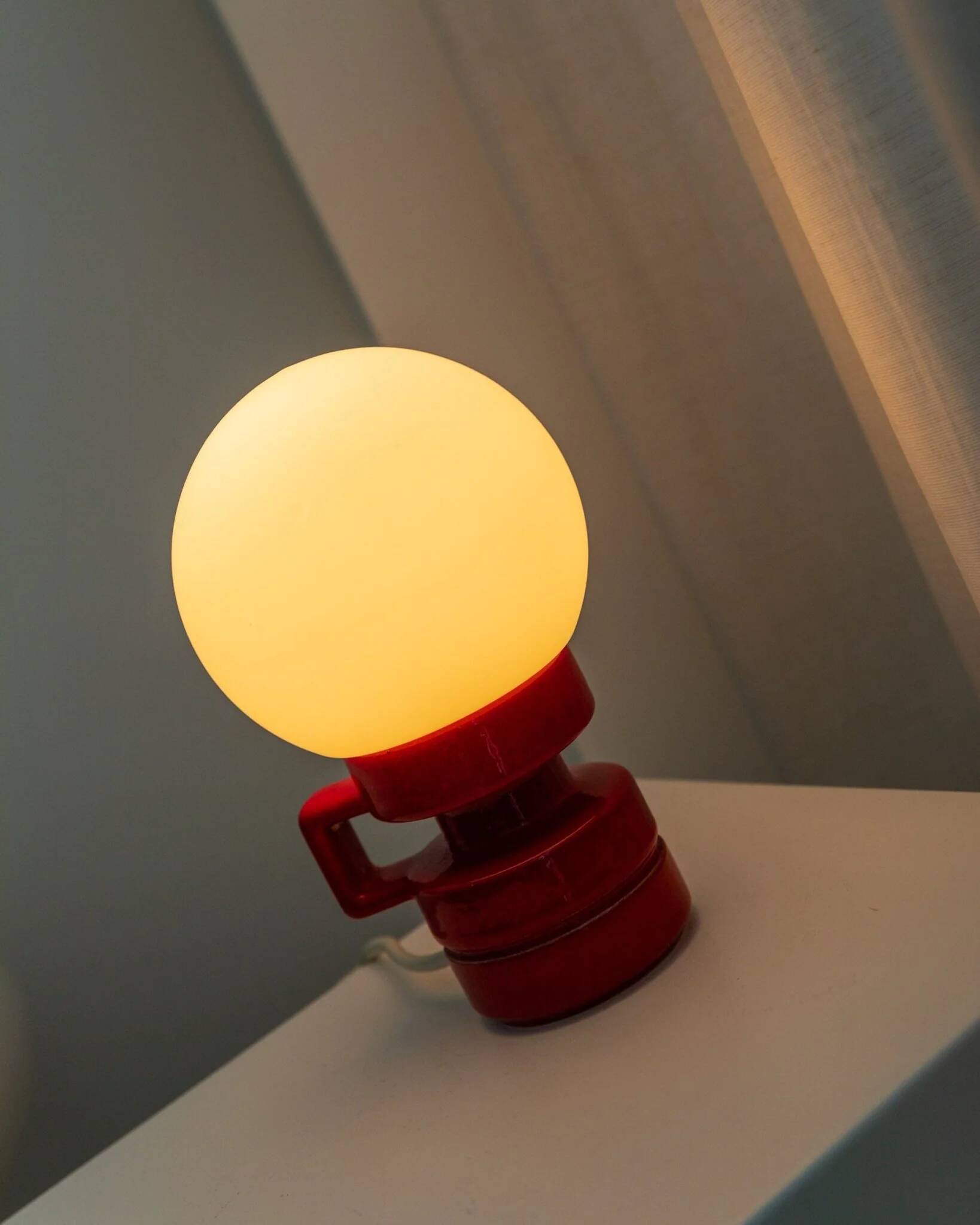 Vintage ceramic table lamp, Italy, 1970s - Red with white glass shade - Mid-century design