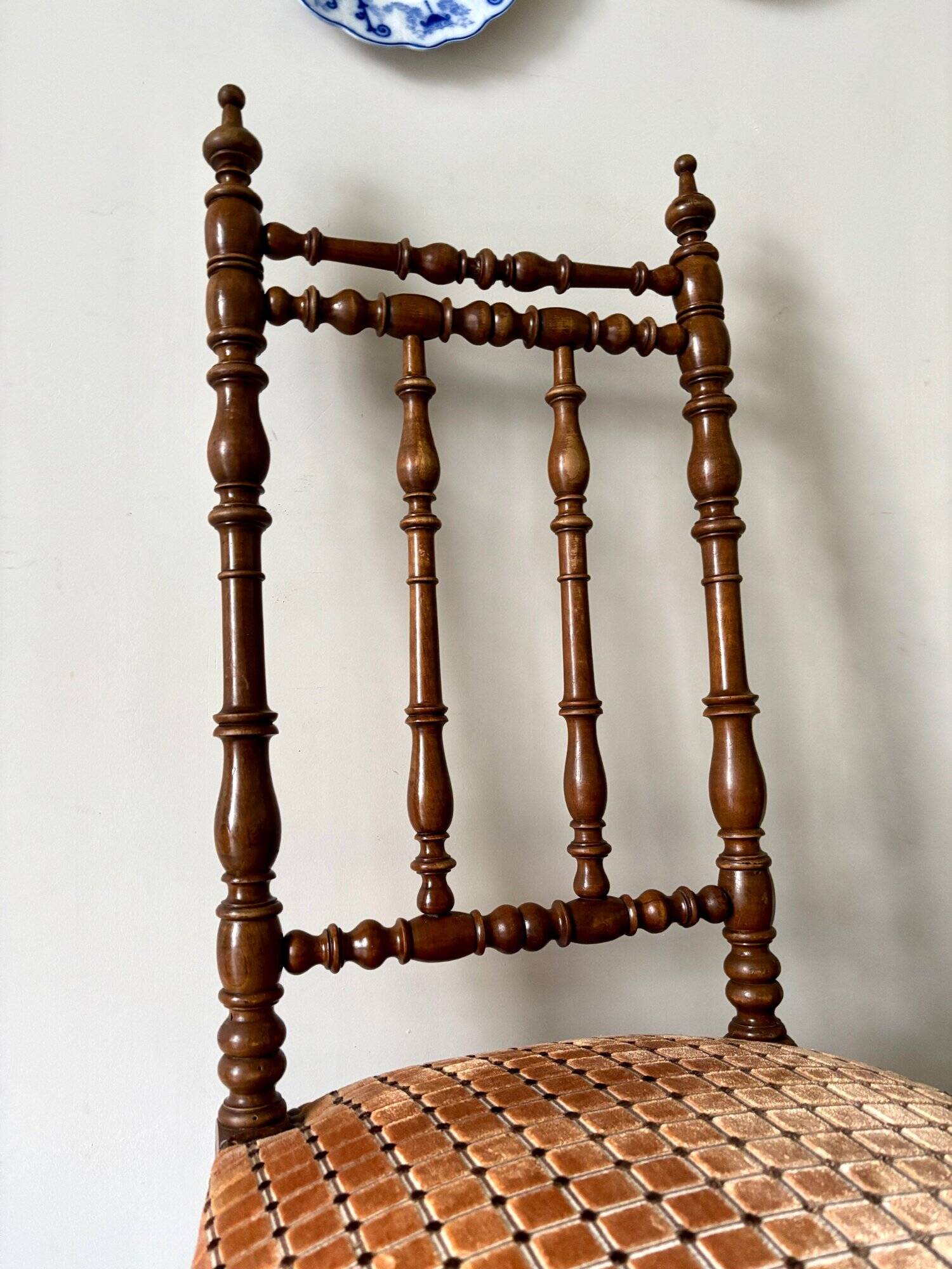 Chaise en bois tourné et velours ocre