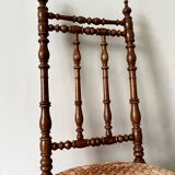 Chaise en bois tourné et velours ocre