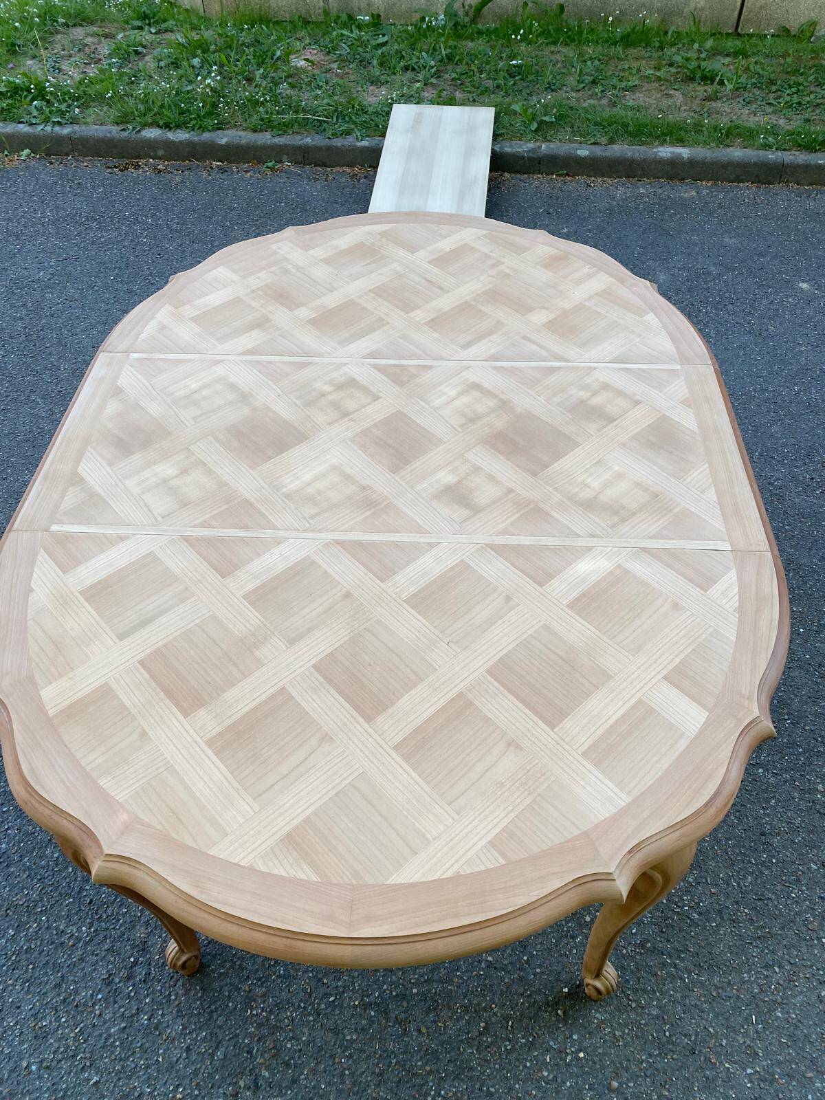 Extendable round Louis XV dining table, renovated in raw wood, 20th century, 200cm