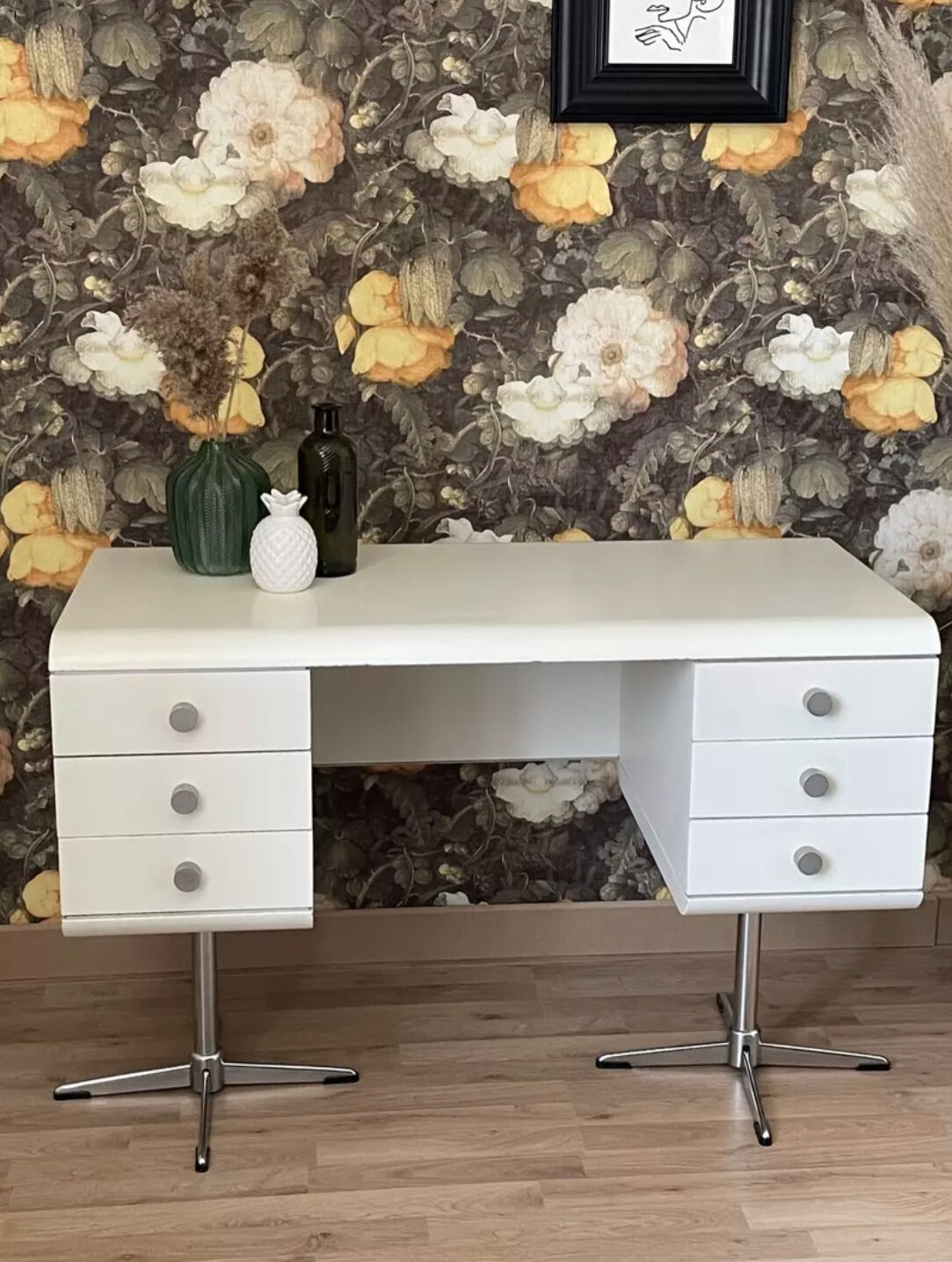 White laqué desk, year 70