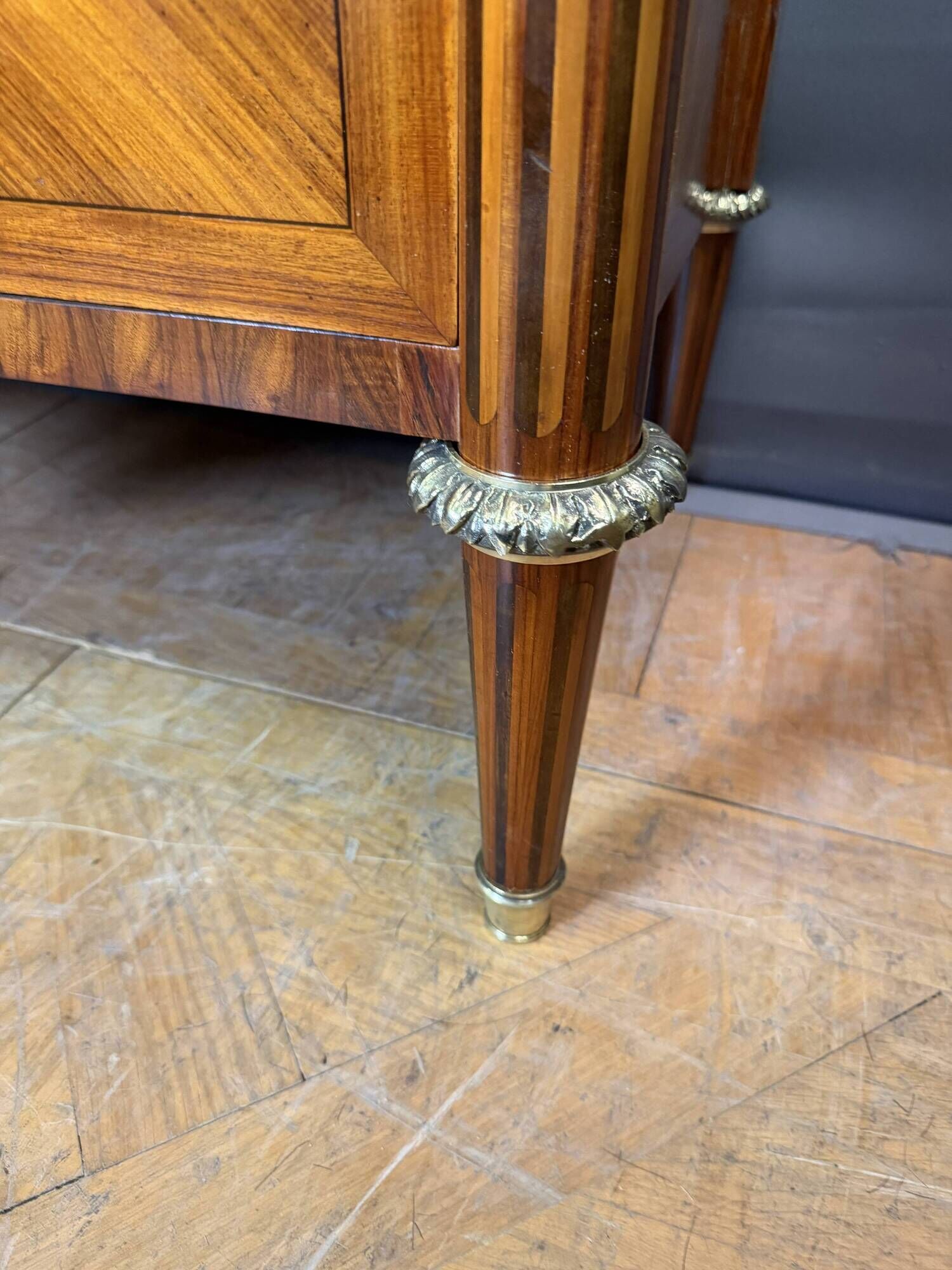 Louis XVI commode in rosewood and rosewood.