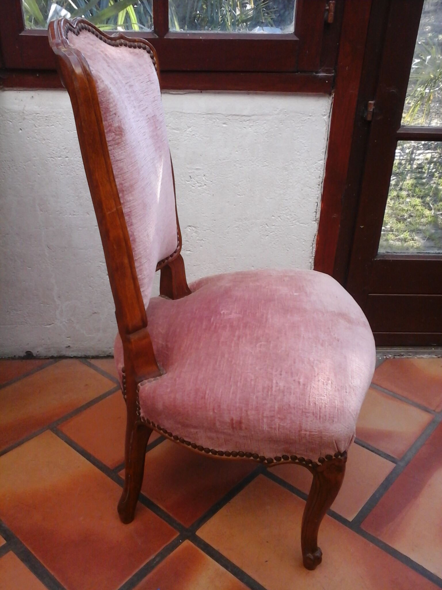 Chaise basse en velours rose