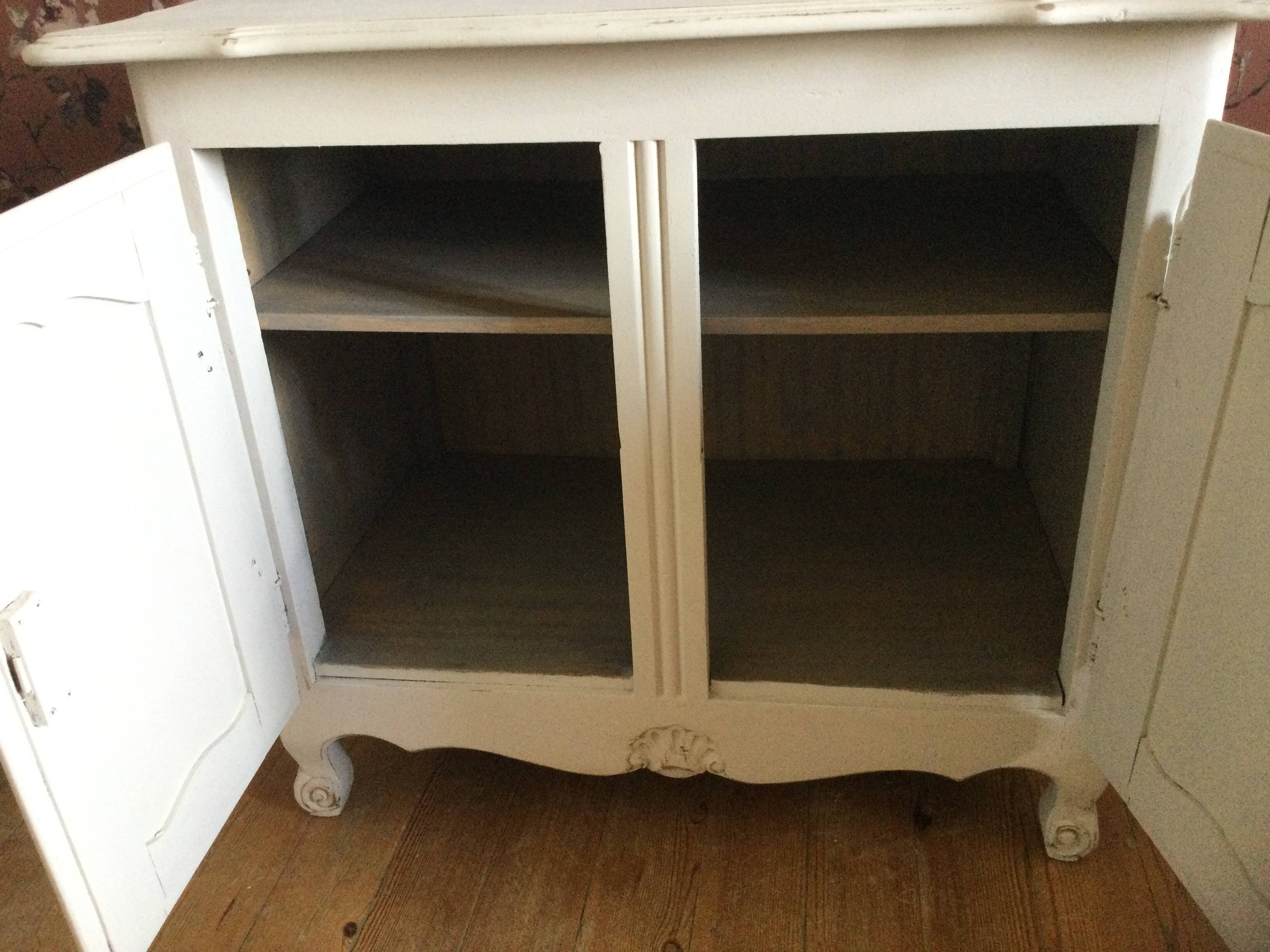 Small low cabinet with 2 doors