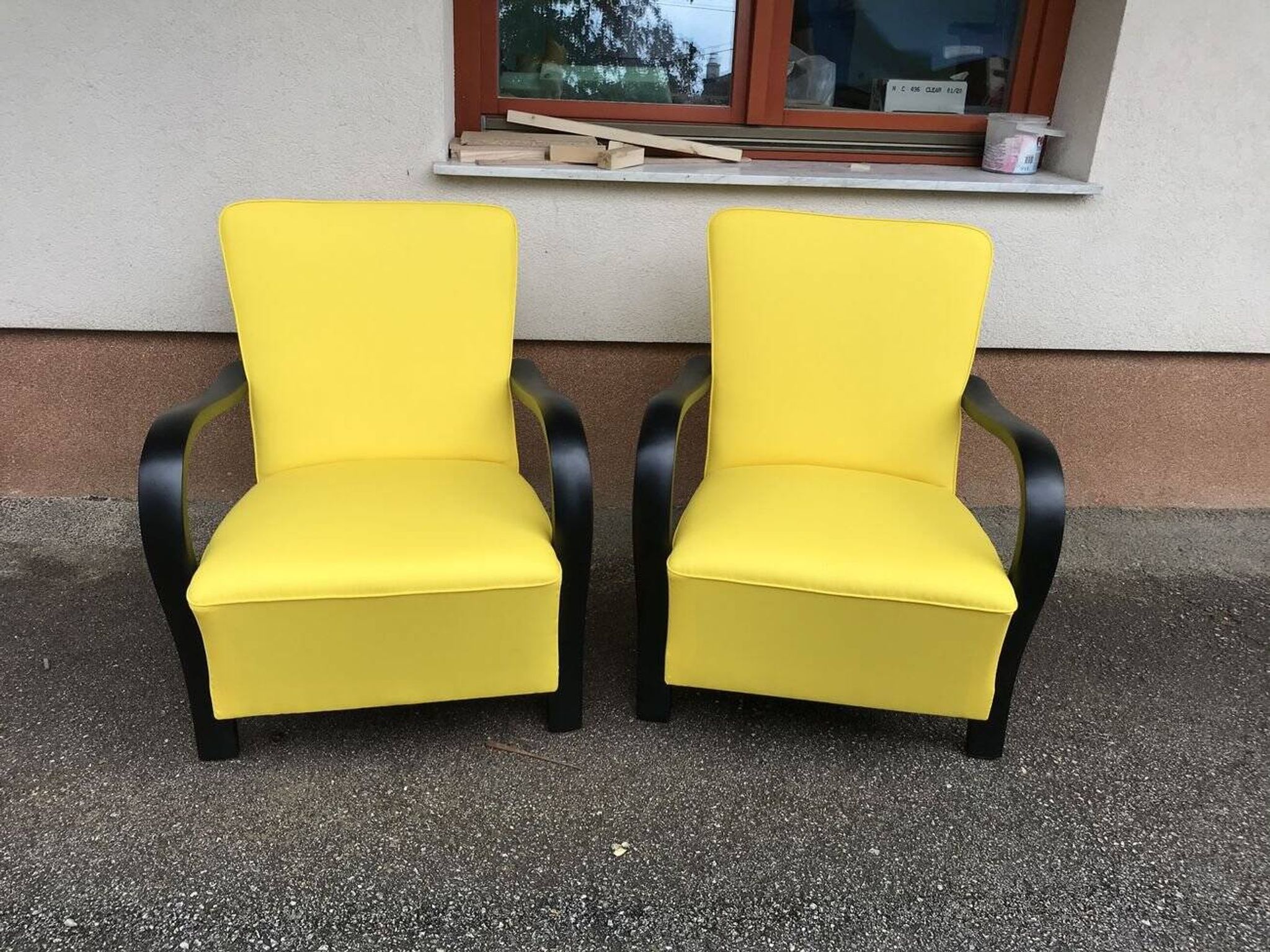 Pair of yellow Art Deco armchairs in cotton and wood, black frame, 1920s.