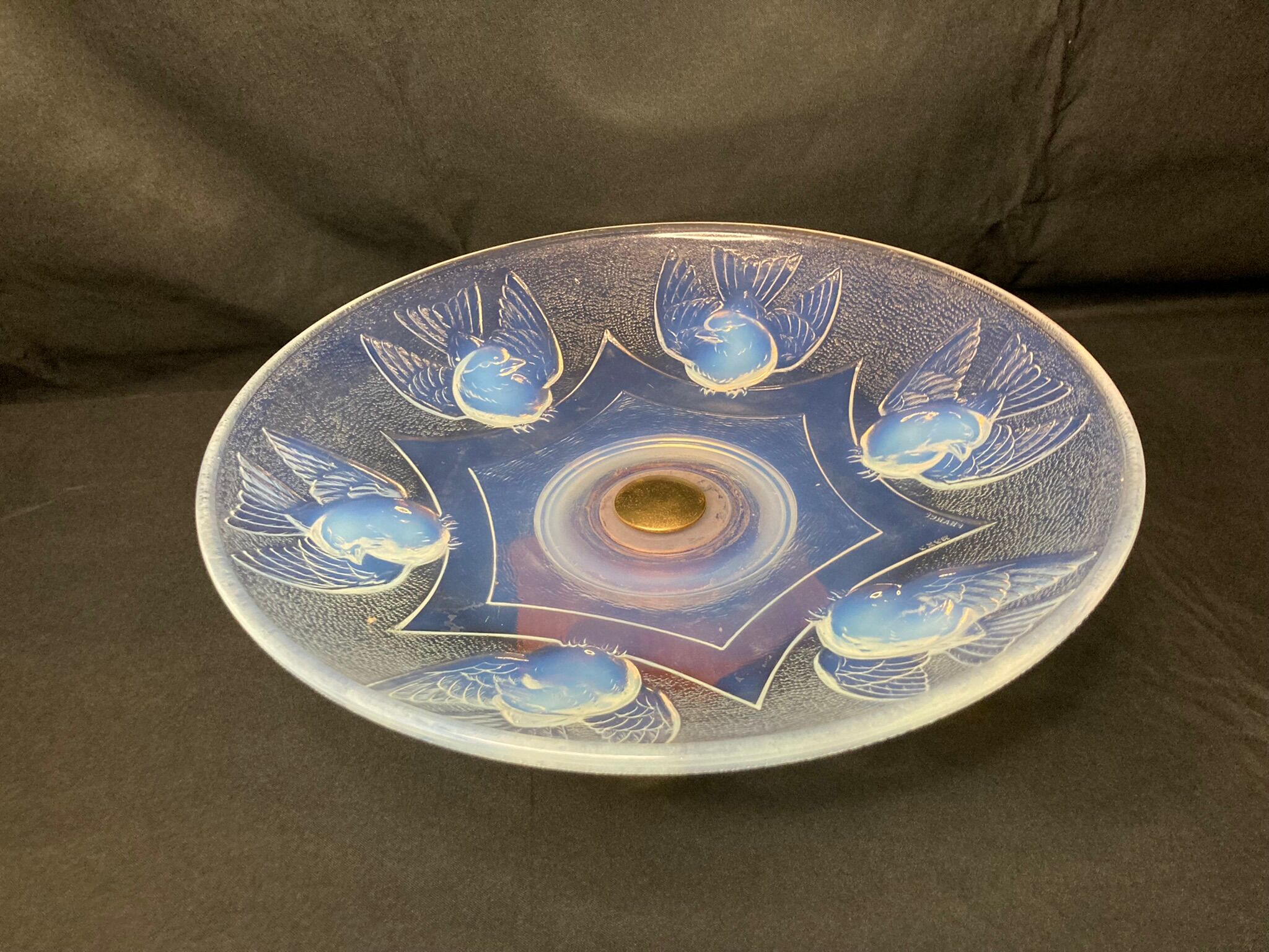 Art Deco bird bowl in opalescent glass, signed circa 1930