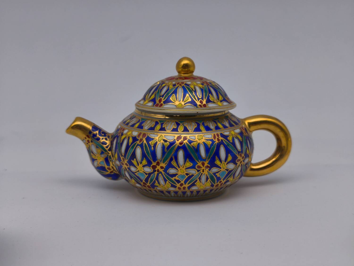 Miniature tea service in Benjarong style – Hand-painted porcelain