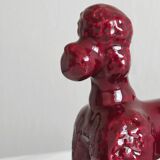 Chien en céramique émaillée rouge.