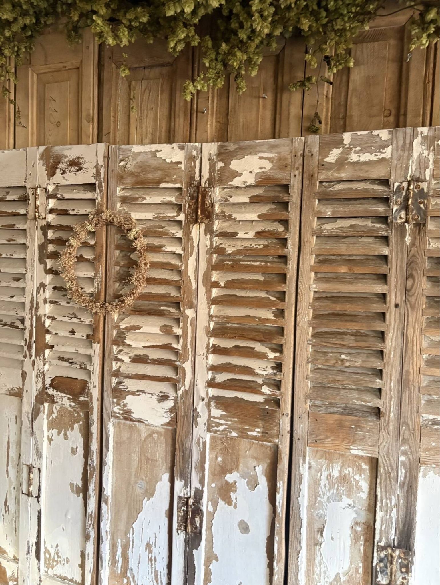 Ensemble d’anciens volets en bois