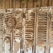 Ensemble d’anciens volets en bois