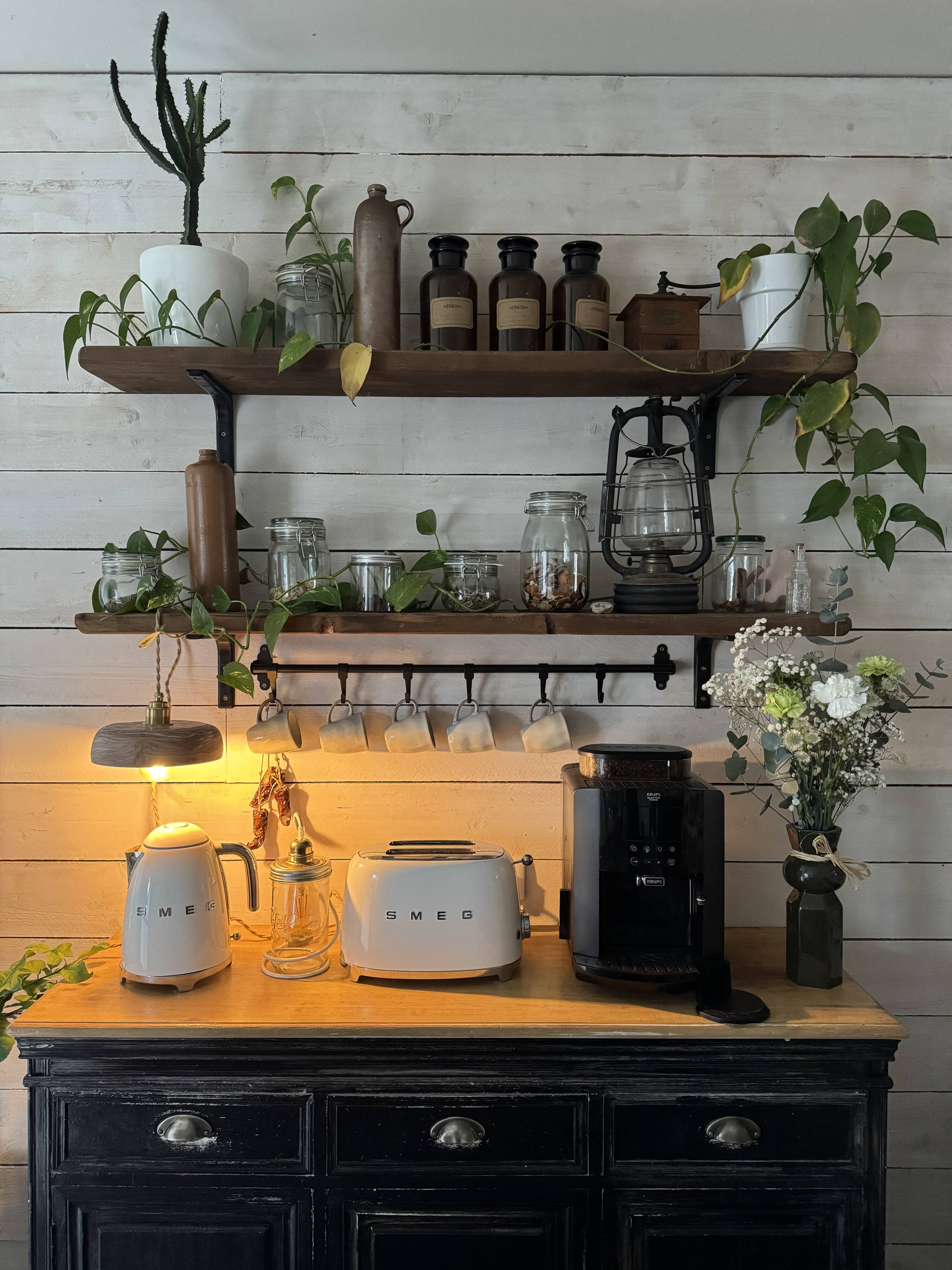 Handcrafted portable lamp with a marbled stone effect