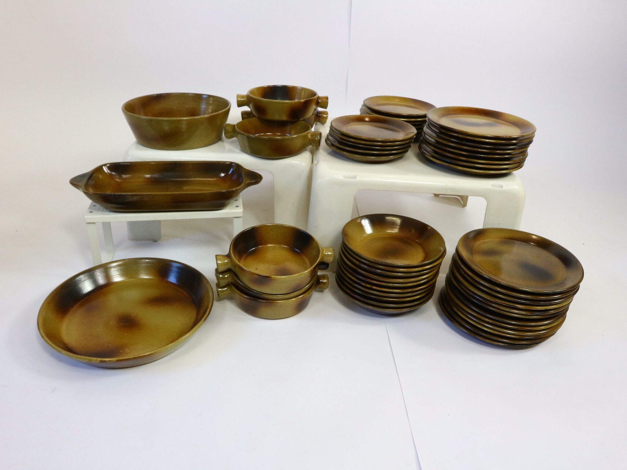 Vintage service plates and serving trays, 39 pieces, silk-screened.