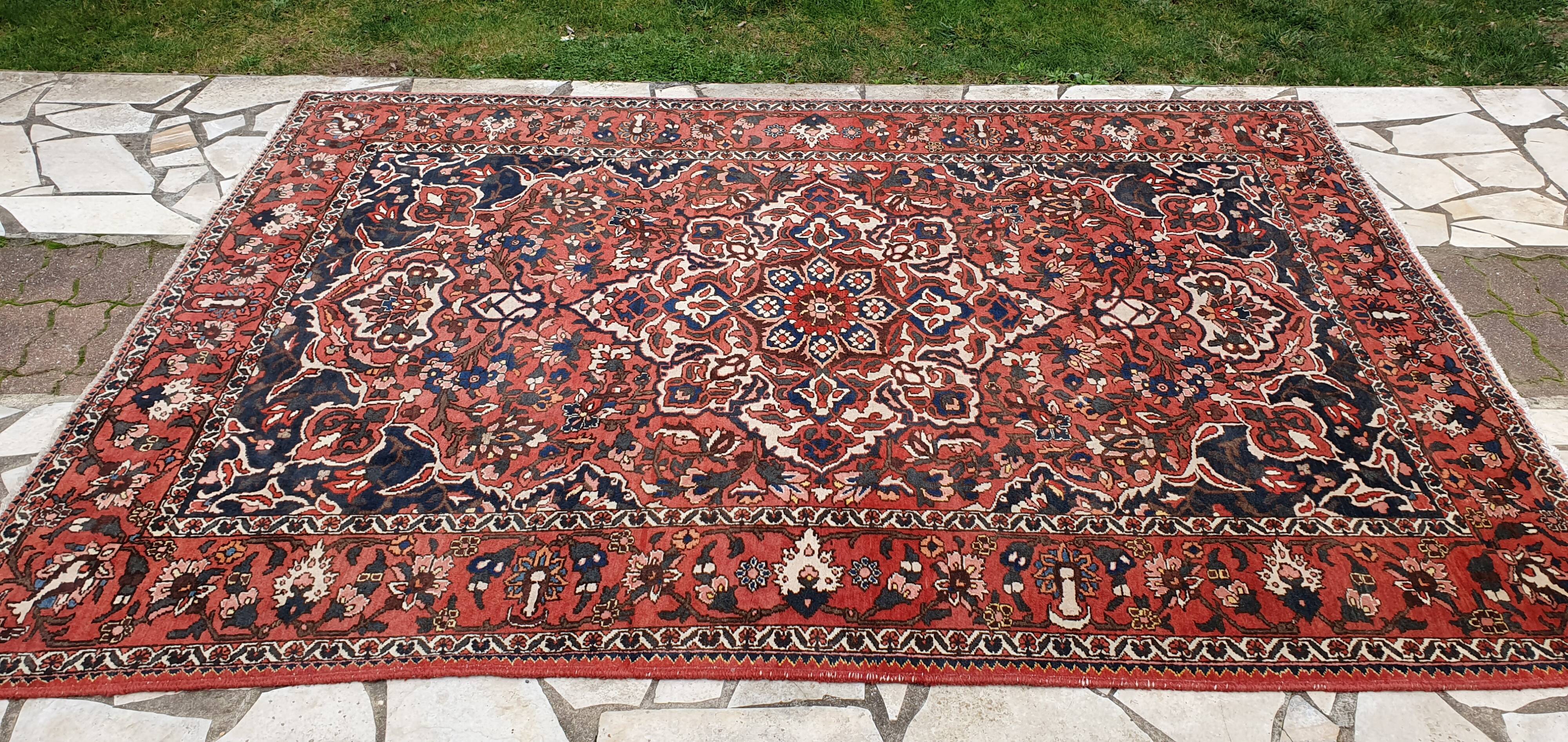 Persian Bakthiar carpet, hand knotted pure wool. Perfect condition. 215 x 300 cm. 1960.