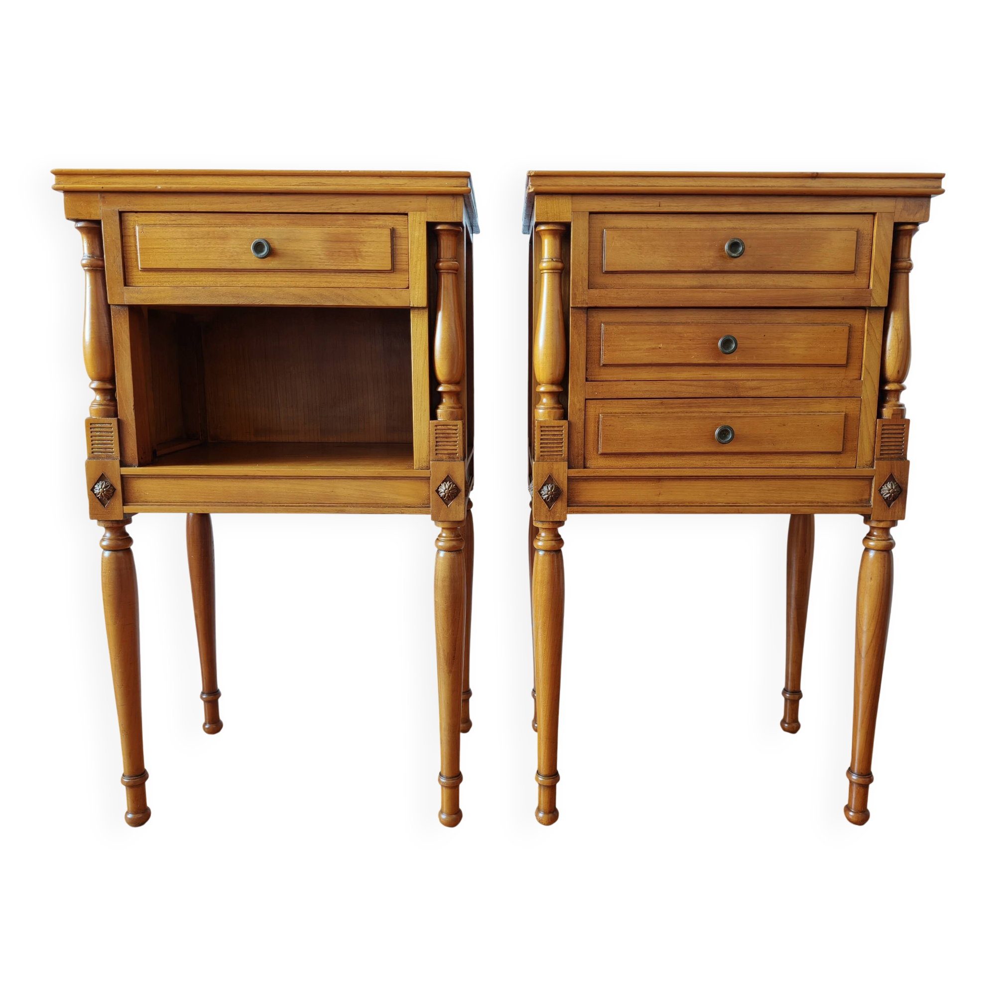 Paire de tables chevet françaises de style Louis XVI