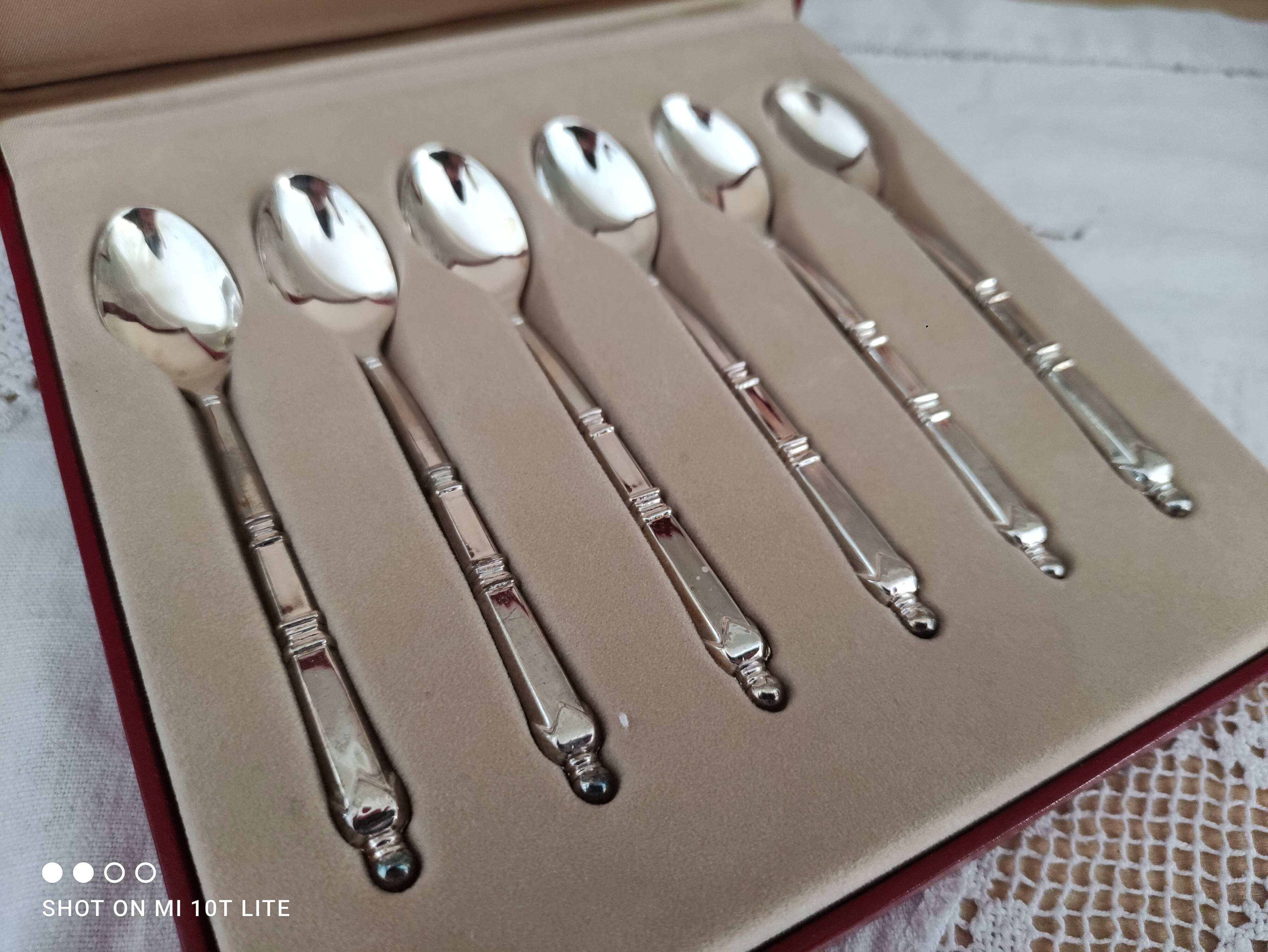 Lot de 6 cuillères à café en métal couleur argent dans leur coffret d'origine