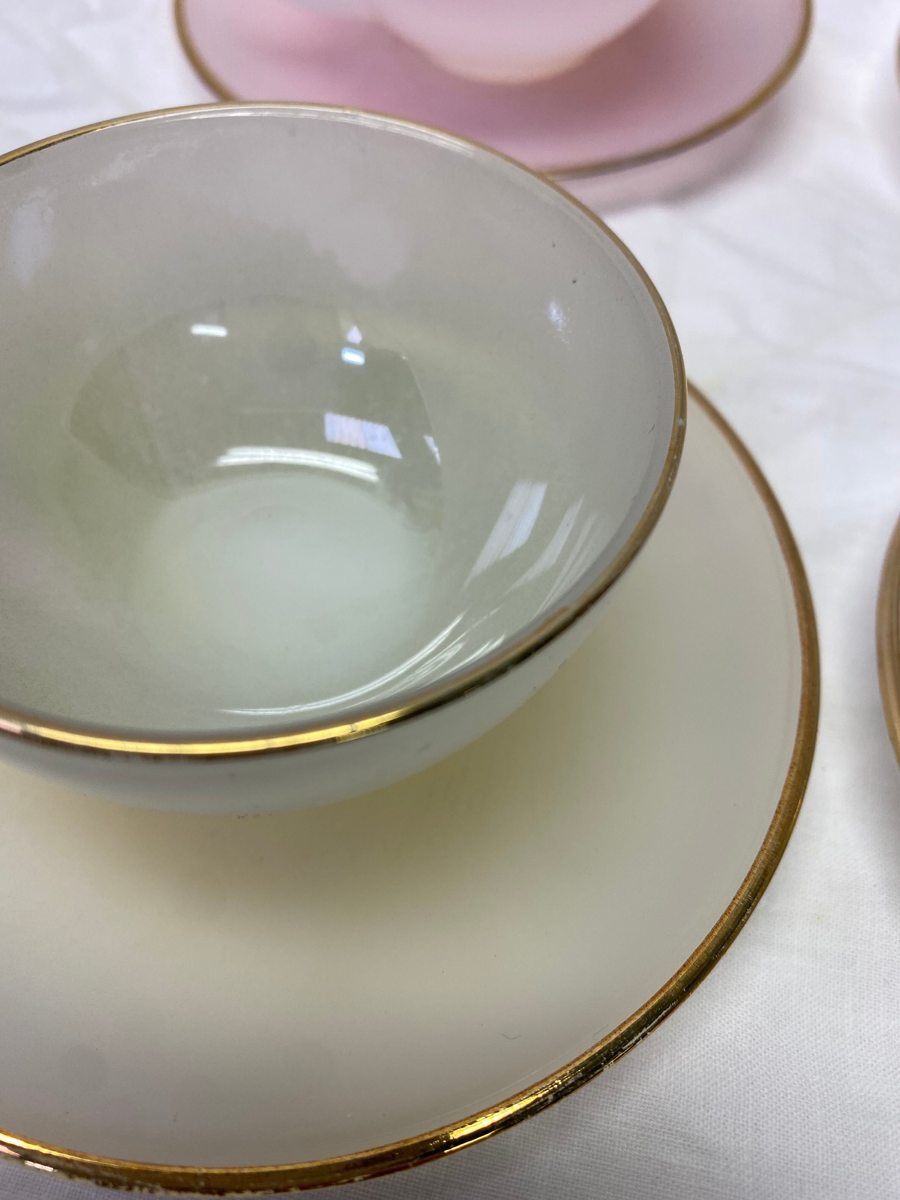 6 vintage cups in iridescent glass