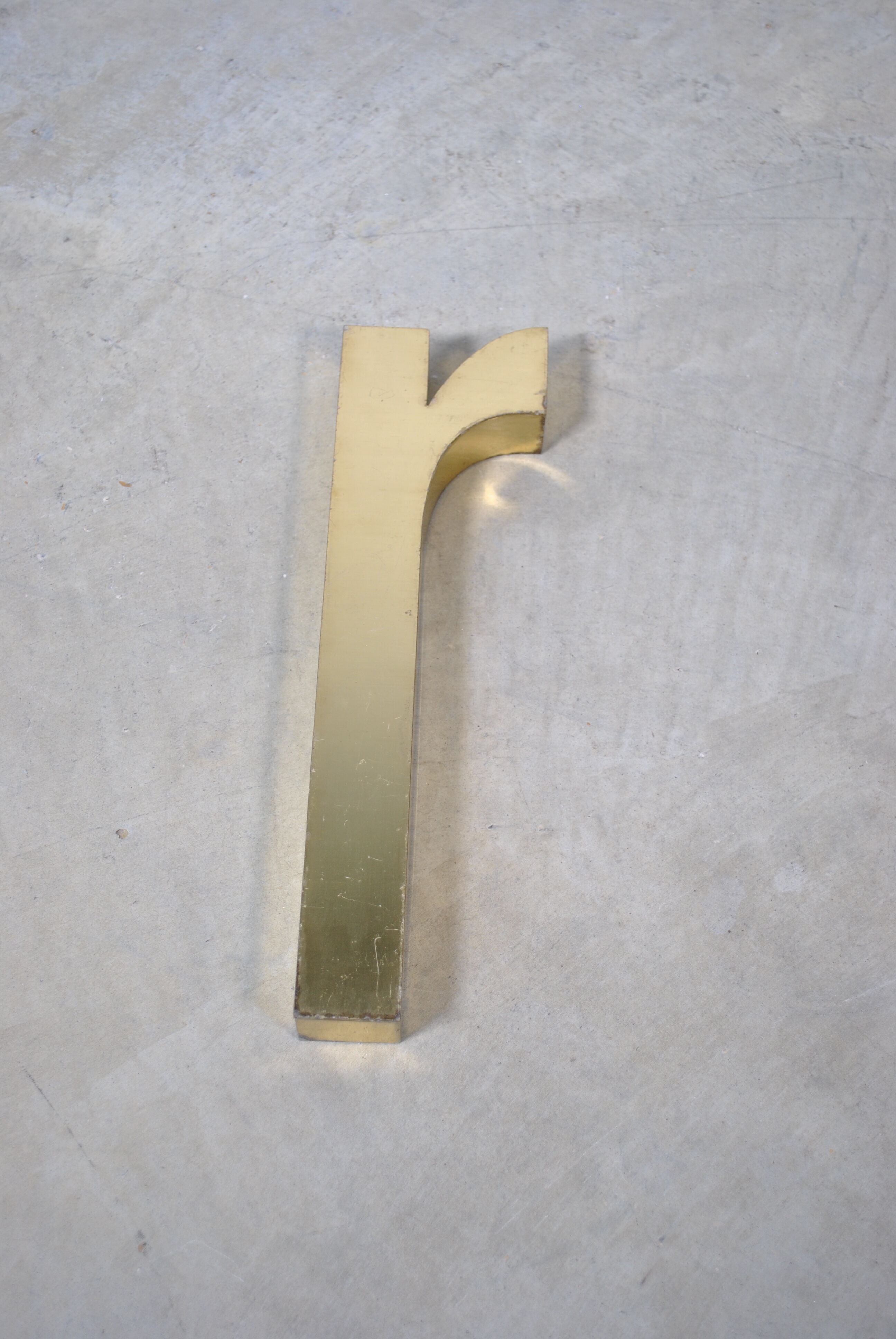 Letter sign in gold metal "R" 1980
