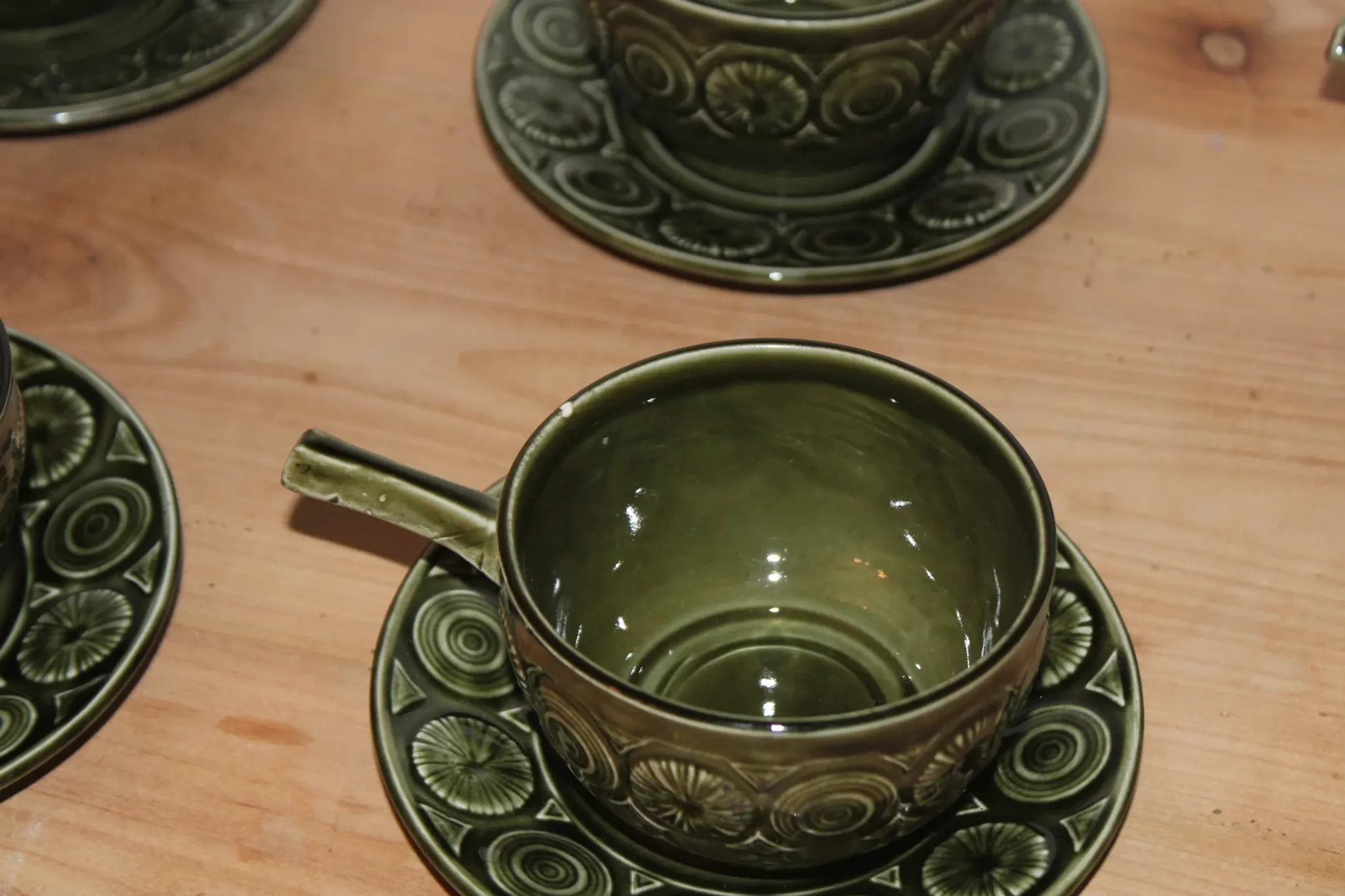 Vintage Tams England service – 6 soup bowls with handles and saucers in olive green ceramic.