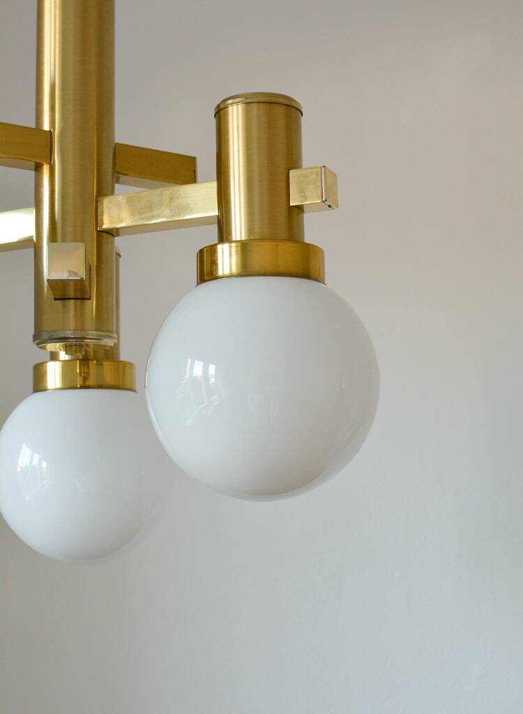 Chandelier vintage en laiton et opaline, années 1970, dans le style de Sciolari.