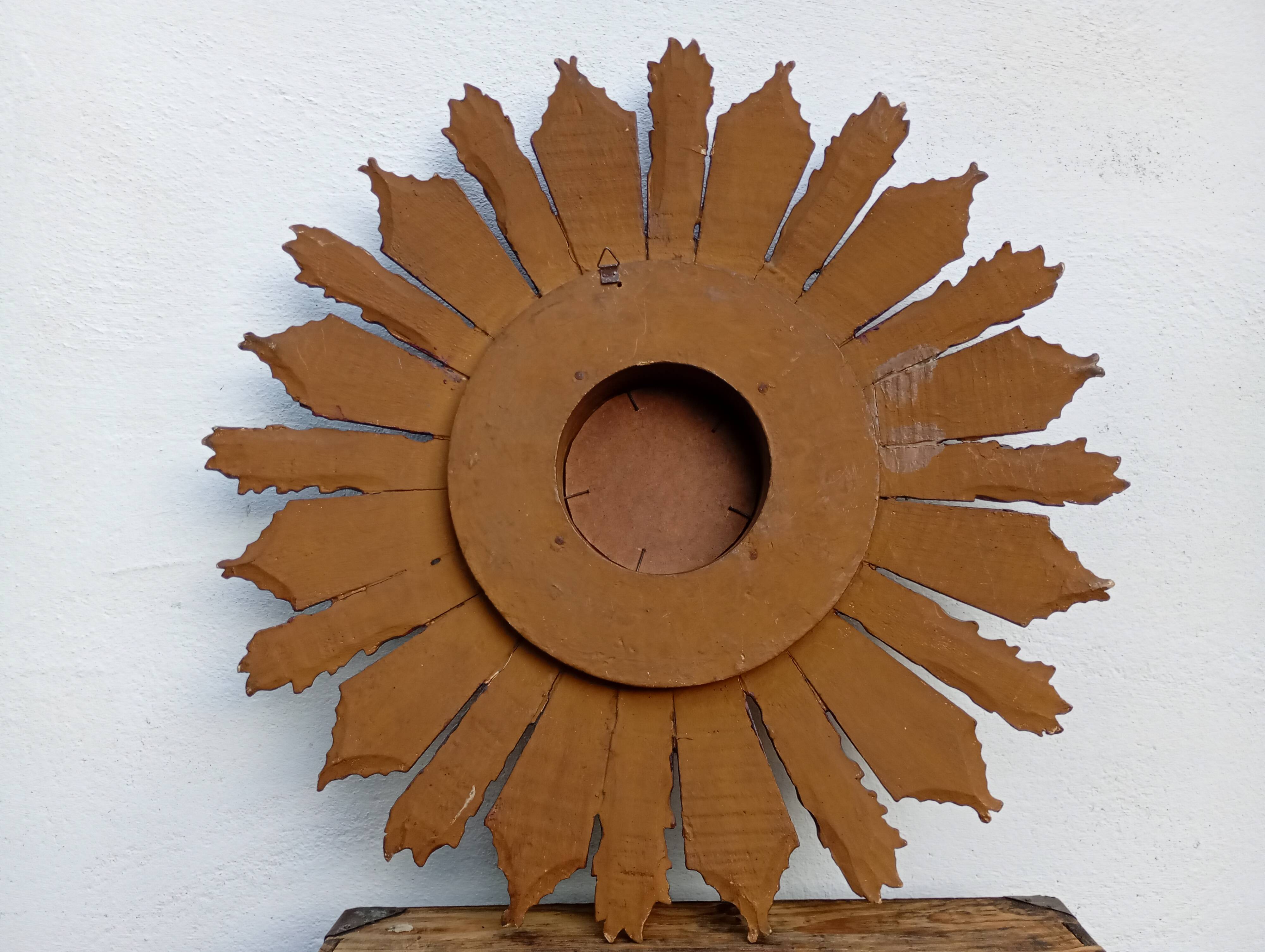 Grand miroir soleil des Pays-Bas en bois sculpté doré – années 60 m