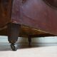 Fauteuil de bibliothèque en cuir usé avec boutons, années 1840