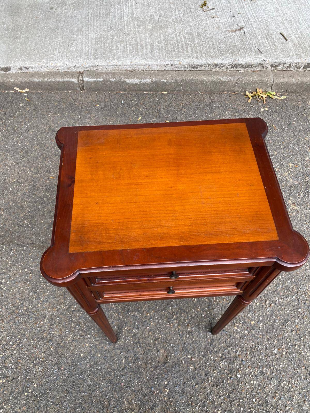 Table d'appoint chevet Style Louis XVI en merisier massif à cannelures 1960