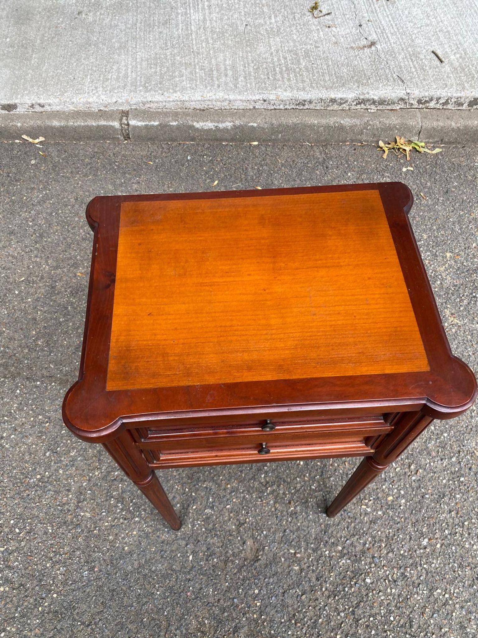 Table d'appoint chevet Style Louis XVI en merisier massif à cannelures 1960