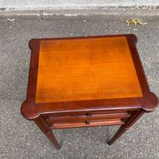 Table d'appoint chevet Style Louis XVI en merisier massif à cannelures 1960