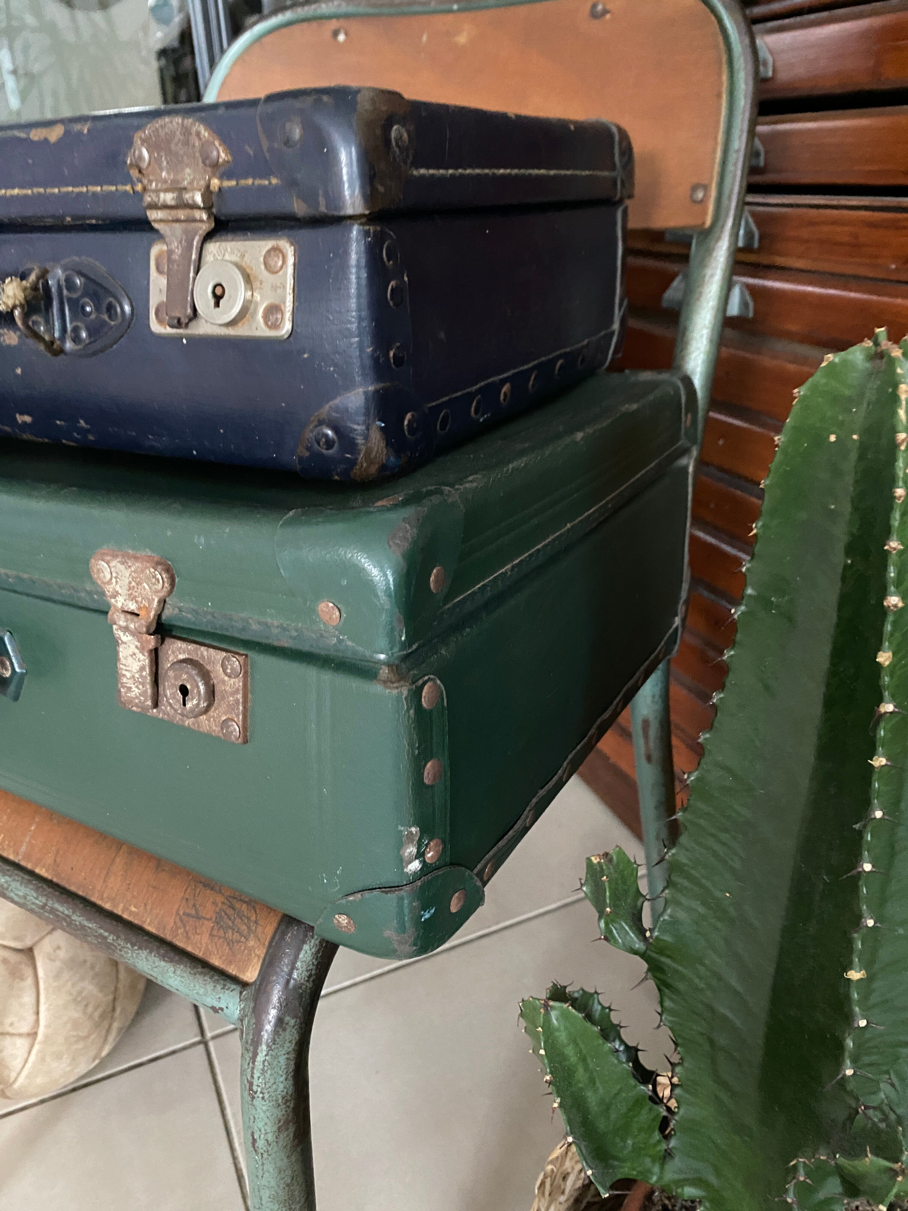 Set of 2 vintage suitcases