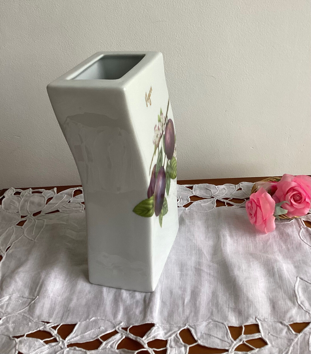 Porcelain vase Decoration by artist Maïthé “Agen”