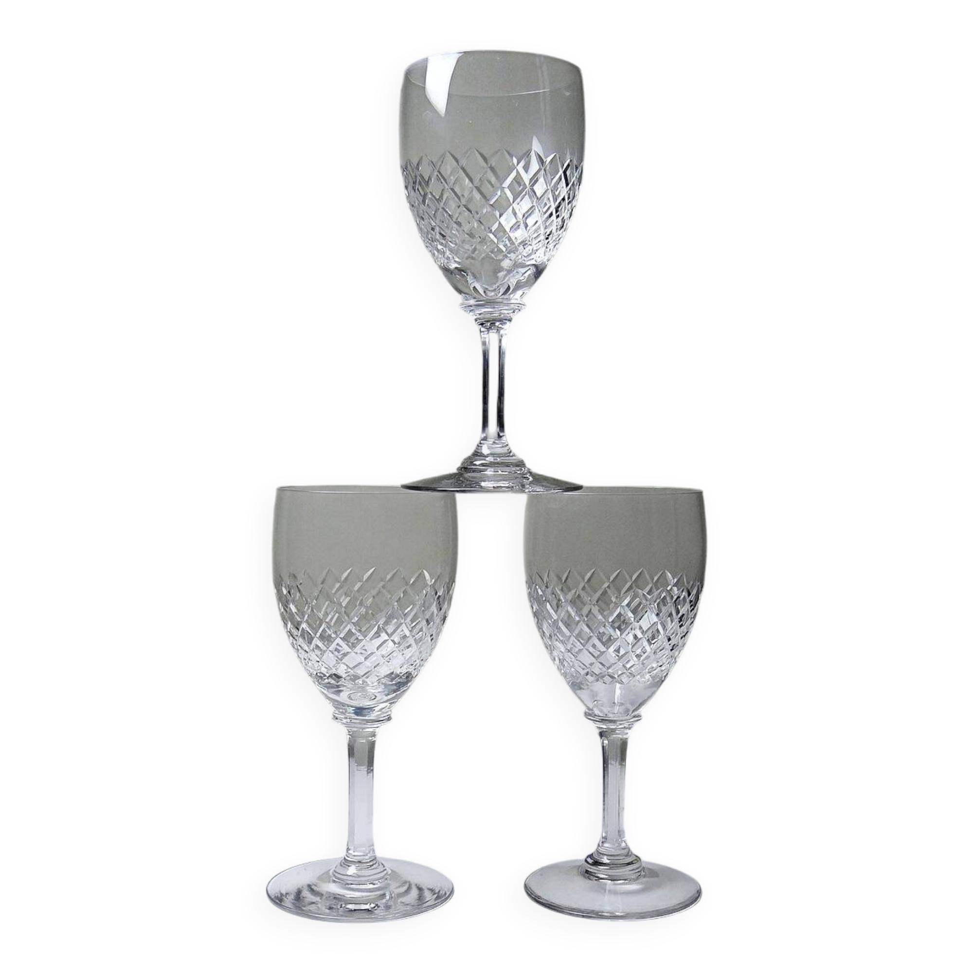 Set of three fine crystal port or aperitif glasses, Saint-Louis style.