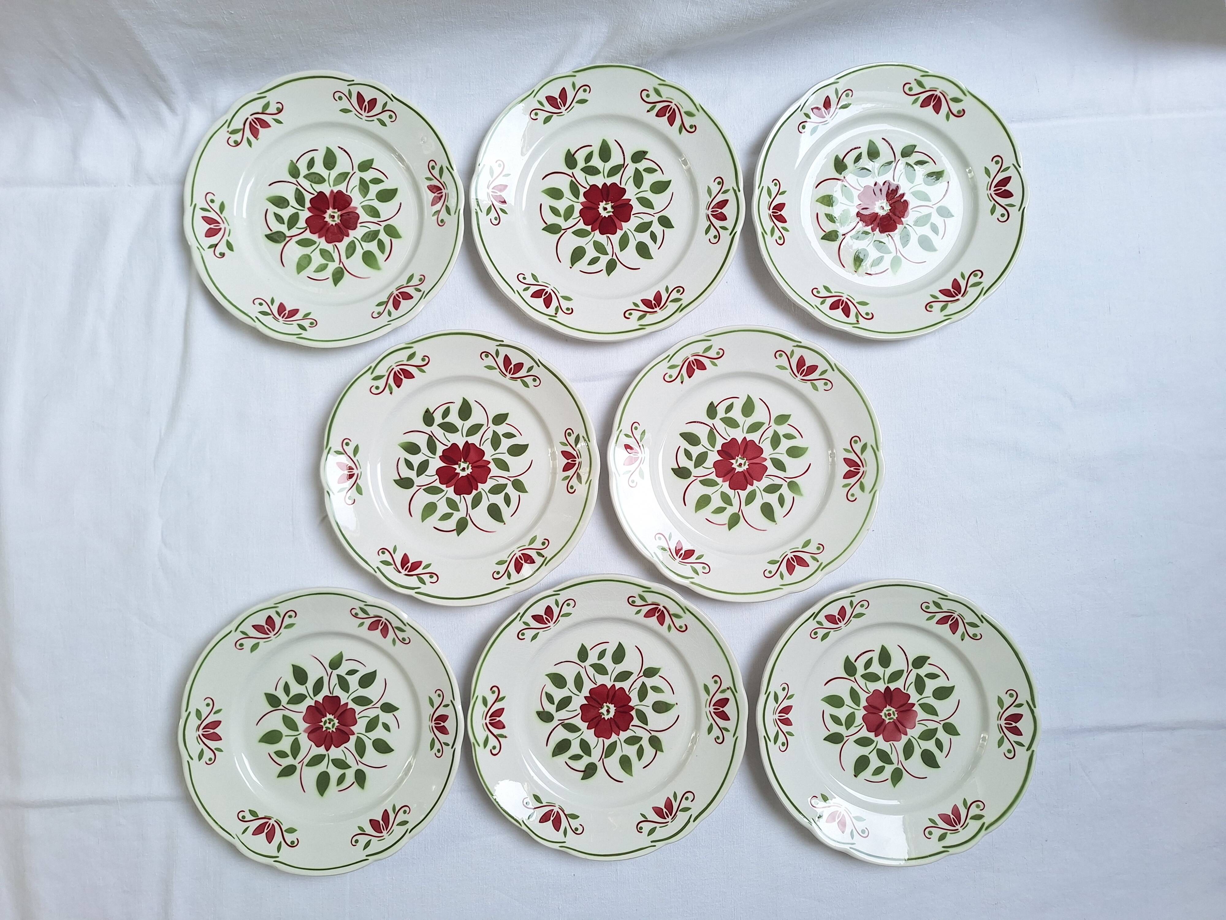 Assiettes plates vertes et bordeaux des années 50's
