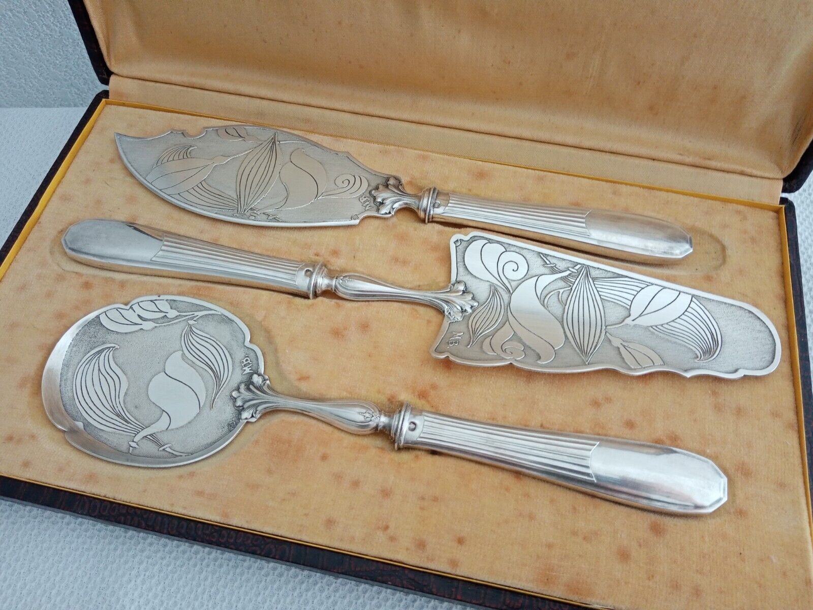 Cutlery with minerva silver handle