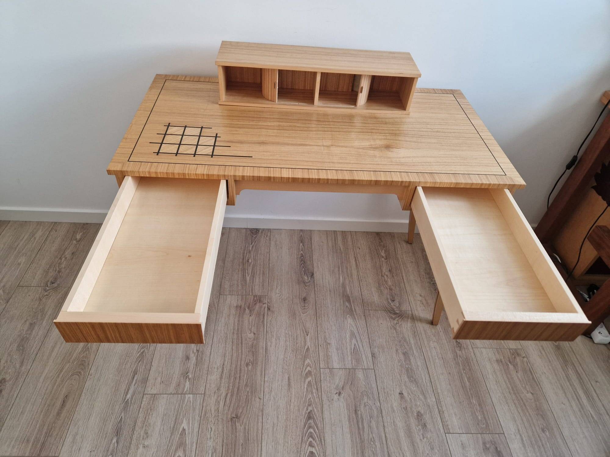 Bureau comtemporain avec son gradin