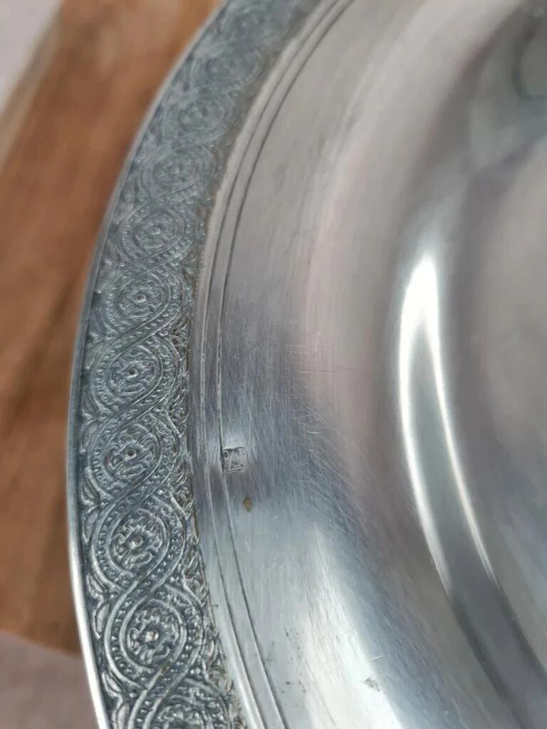 Vintage silver-plated compote with engraved frieze.