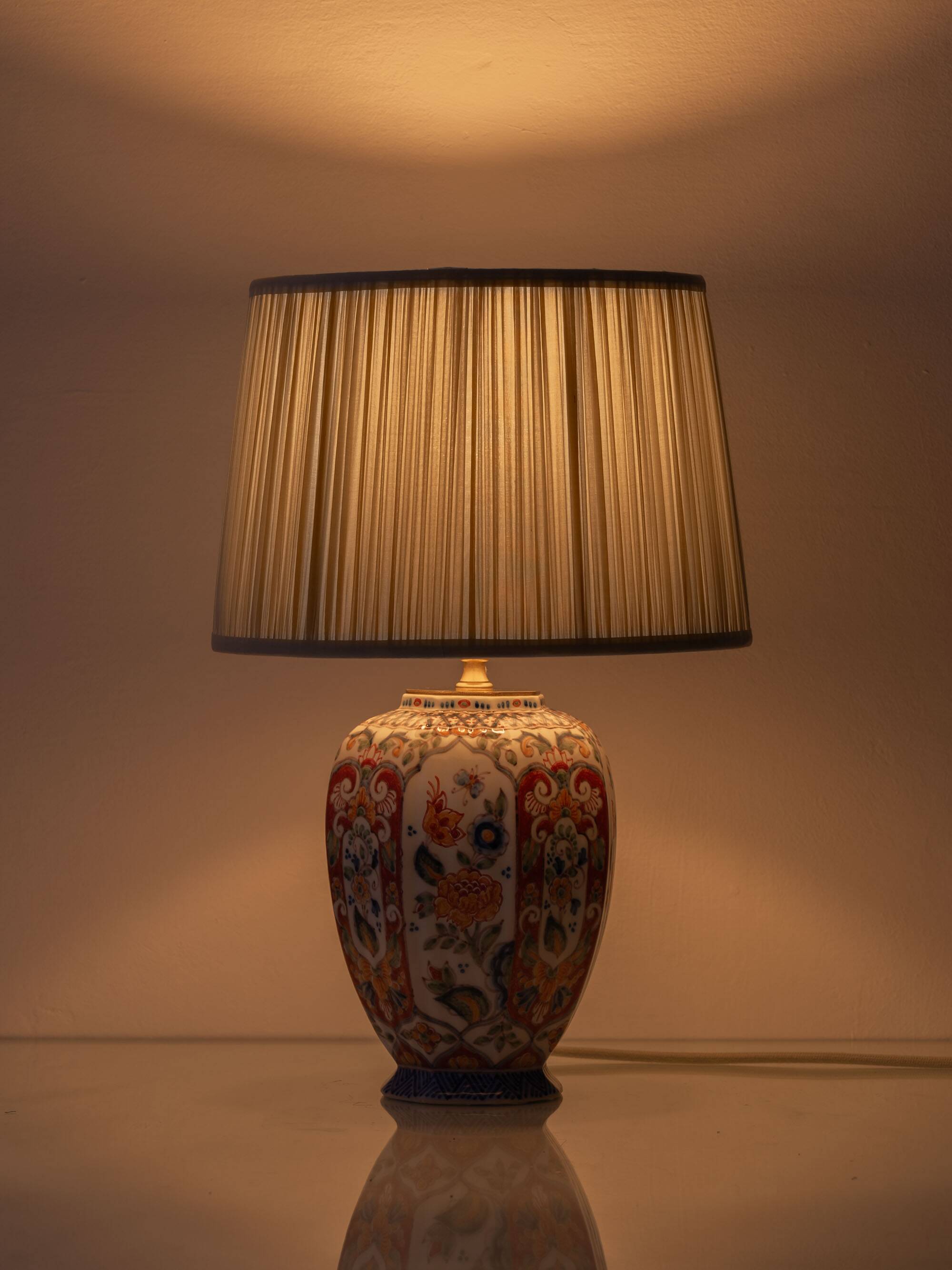 Lampe de table en céramique de style Delft peinte à la main par Altena et Krooyenga Makkum