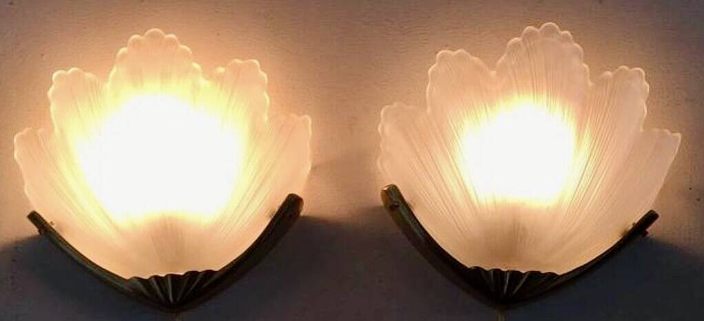 Paire d’appliques vintage en verre dépoli et laiton