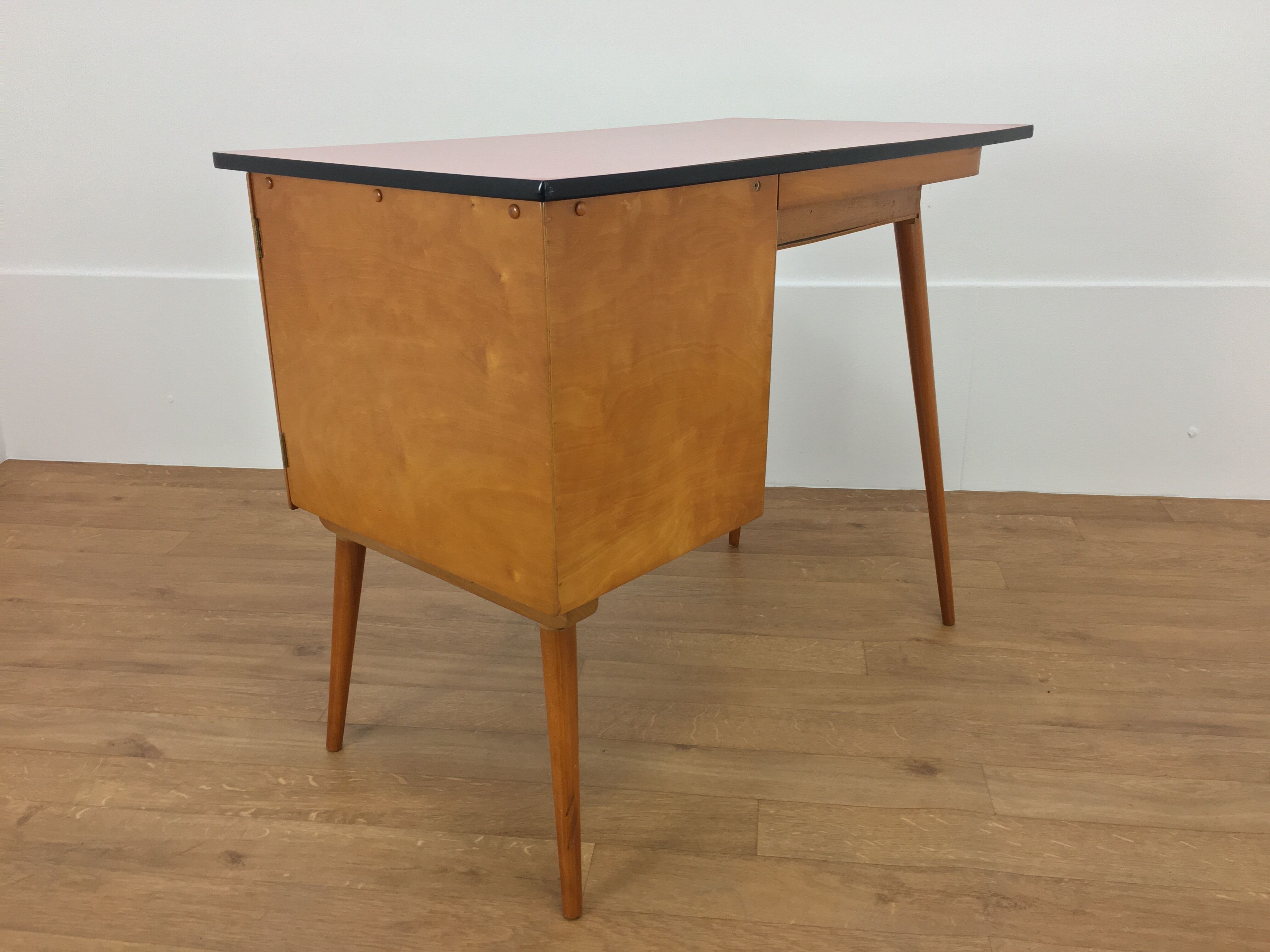Bureau et chaise Baumann Pégase rouges, pieds compas
