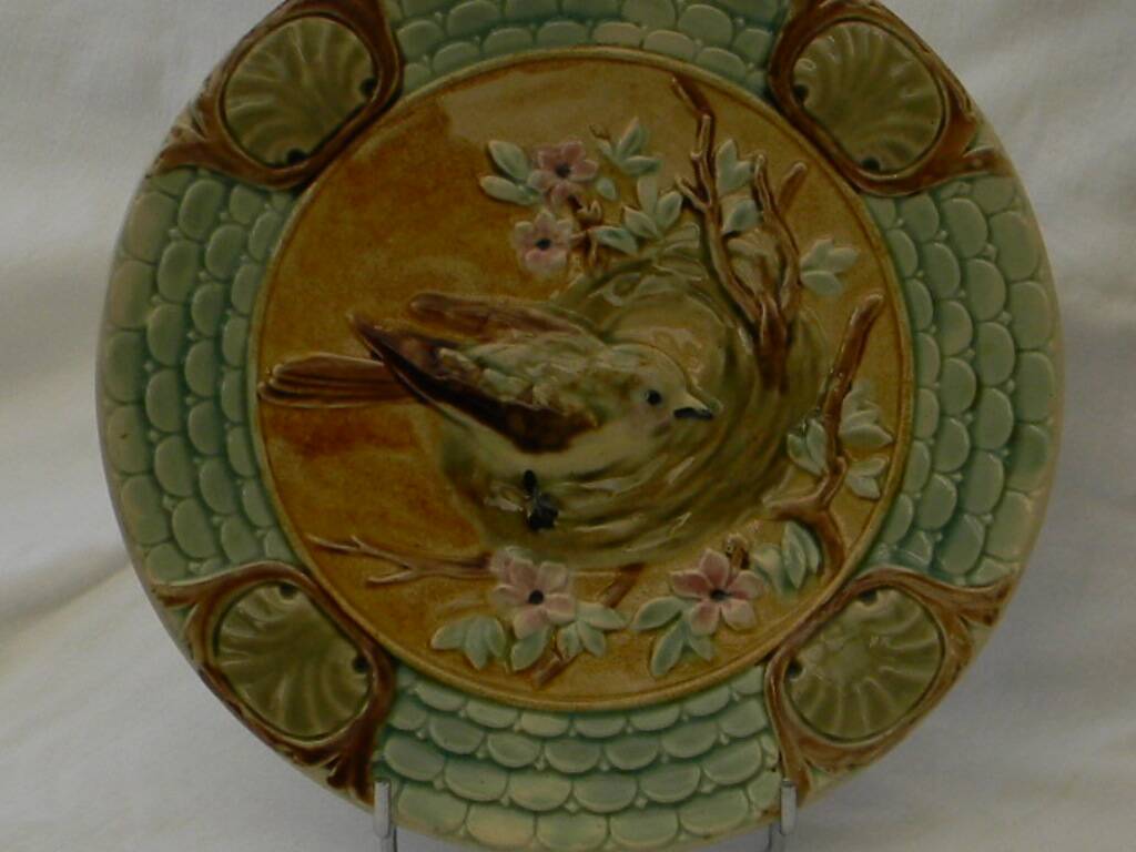 Slop bowl with bird decoration.