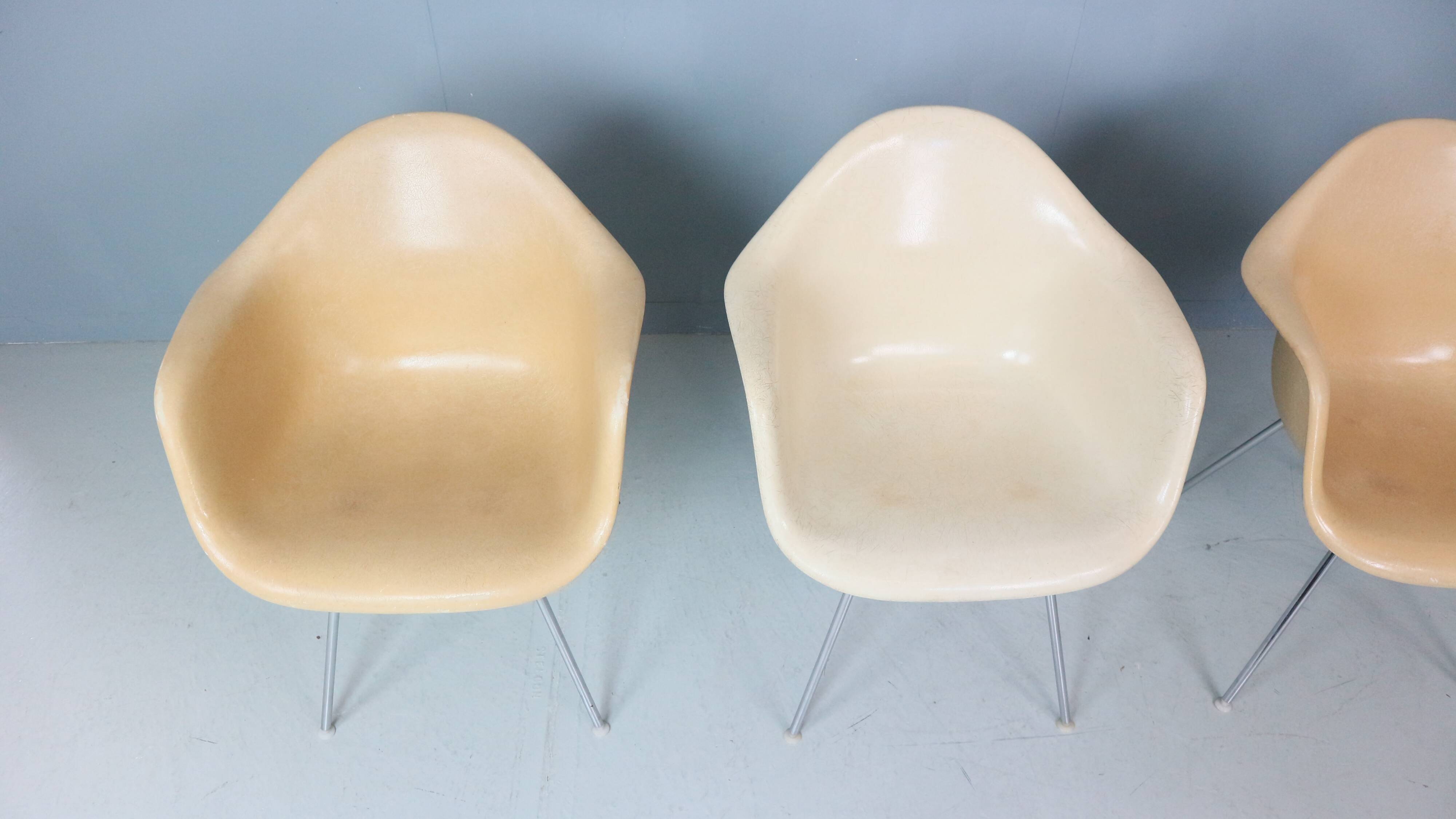 Charles & Ray Eames Set of 4 Off white "H-Base" Chairs for Herman Miller, 1960