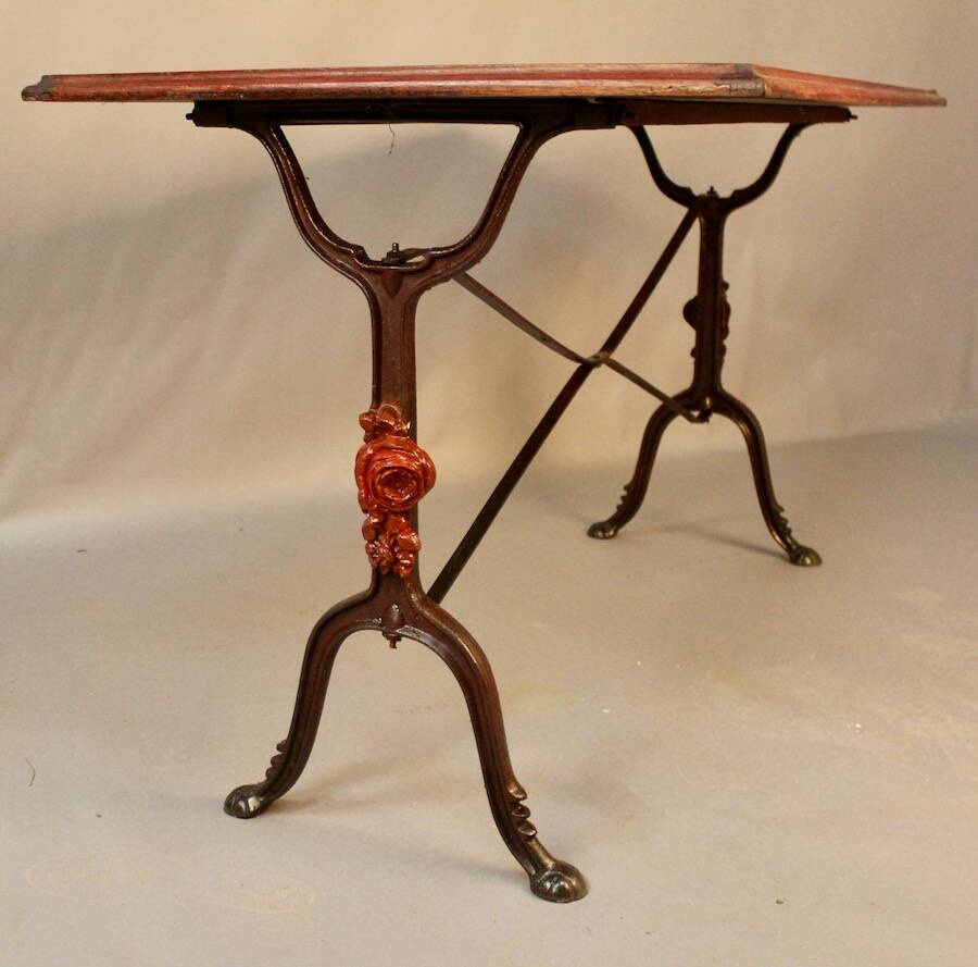 9 tables bistrot en bois et fer forgé, 1900