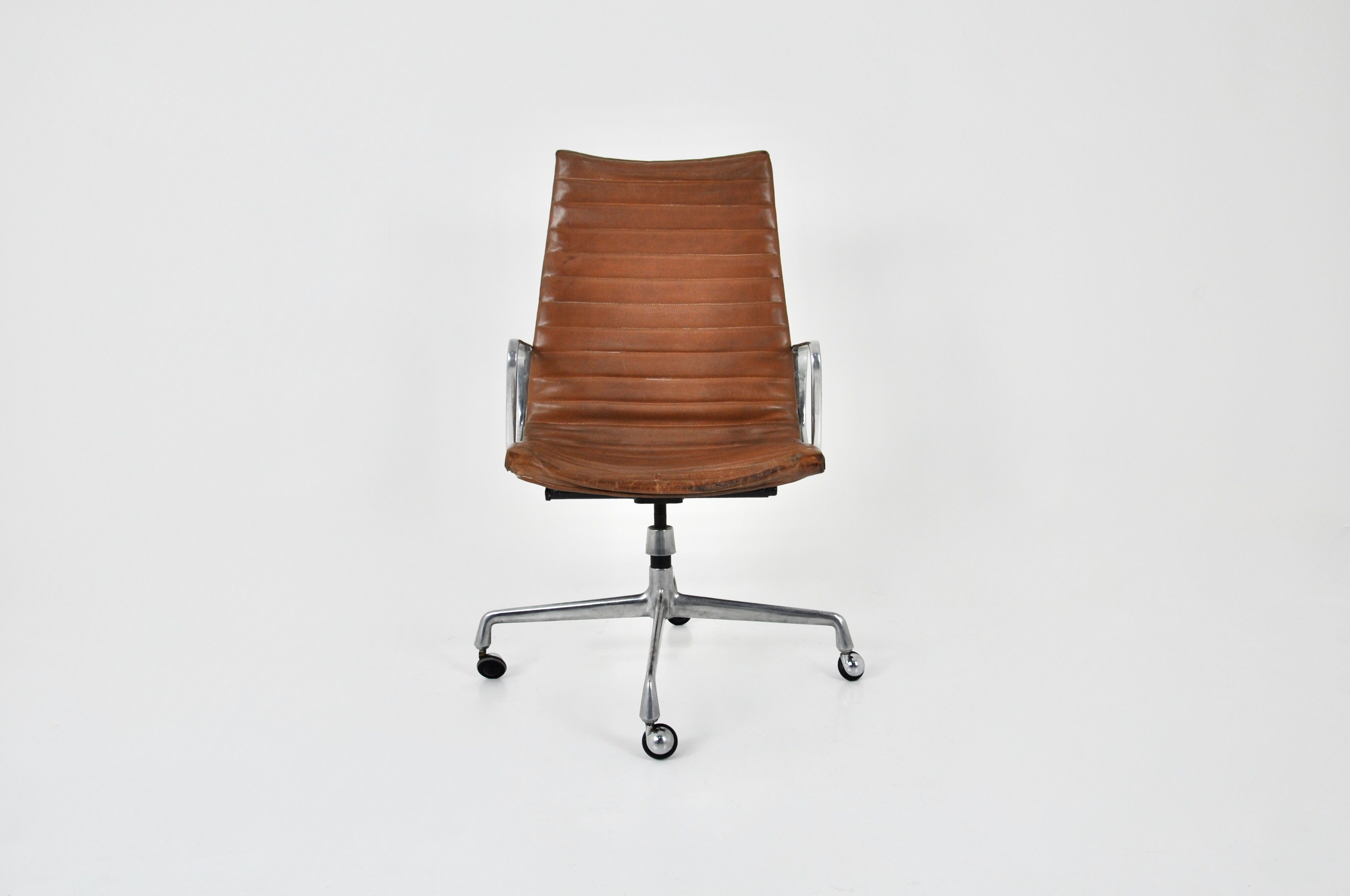 Office chair by Charles & Ray Eames for Herman Miller 1970S