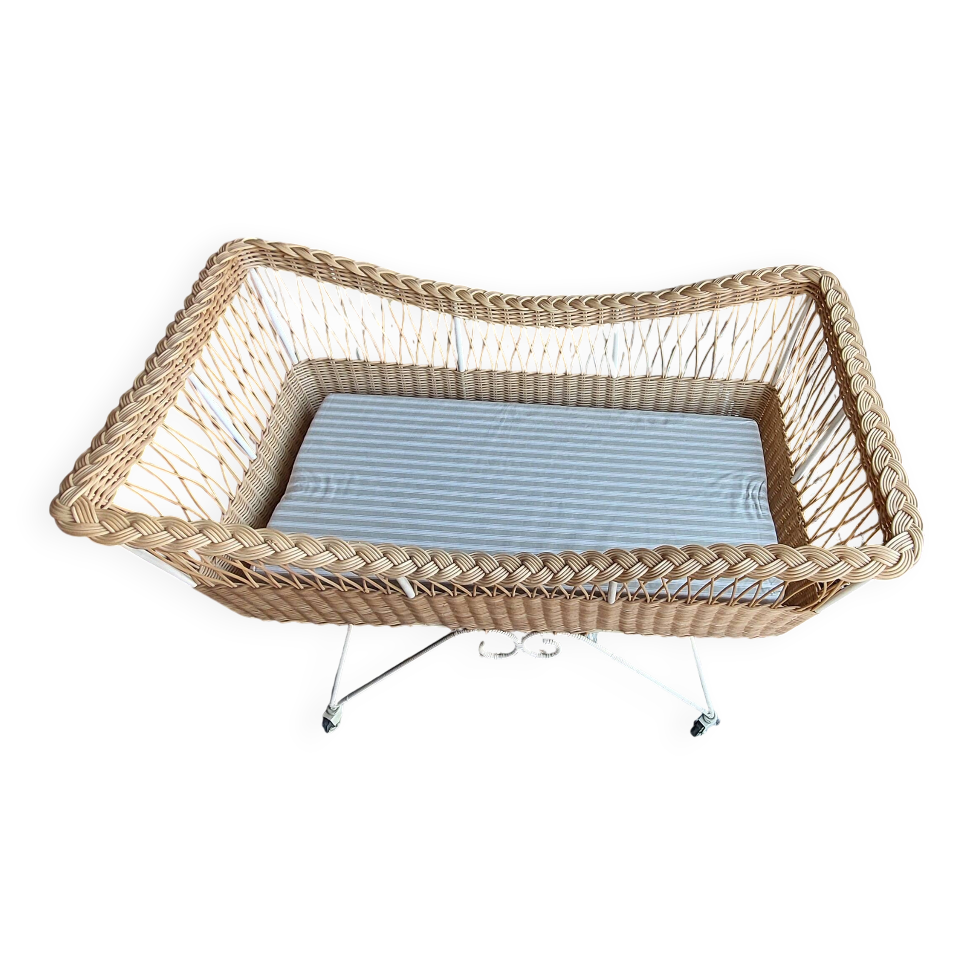 Wicker baby bed
