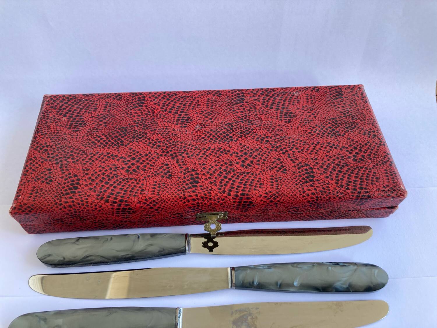 12 Stainless steel blade knives with round tips / Bakelite handles with pearl effect / Prulhière La Béquille + Box / 1950s