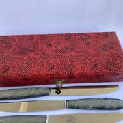 12 Stainless steel blade knives with round tips / Bakelite handles with pearl effect / Prulhière La Béquille + Box / 1950s