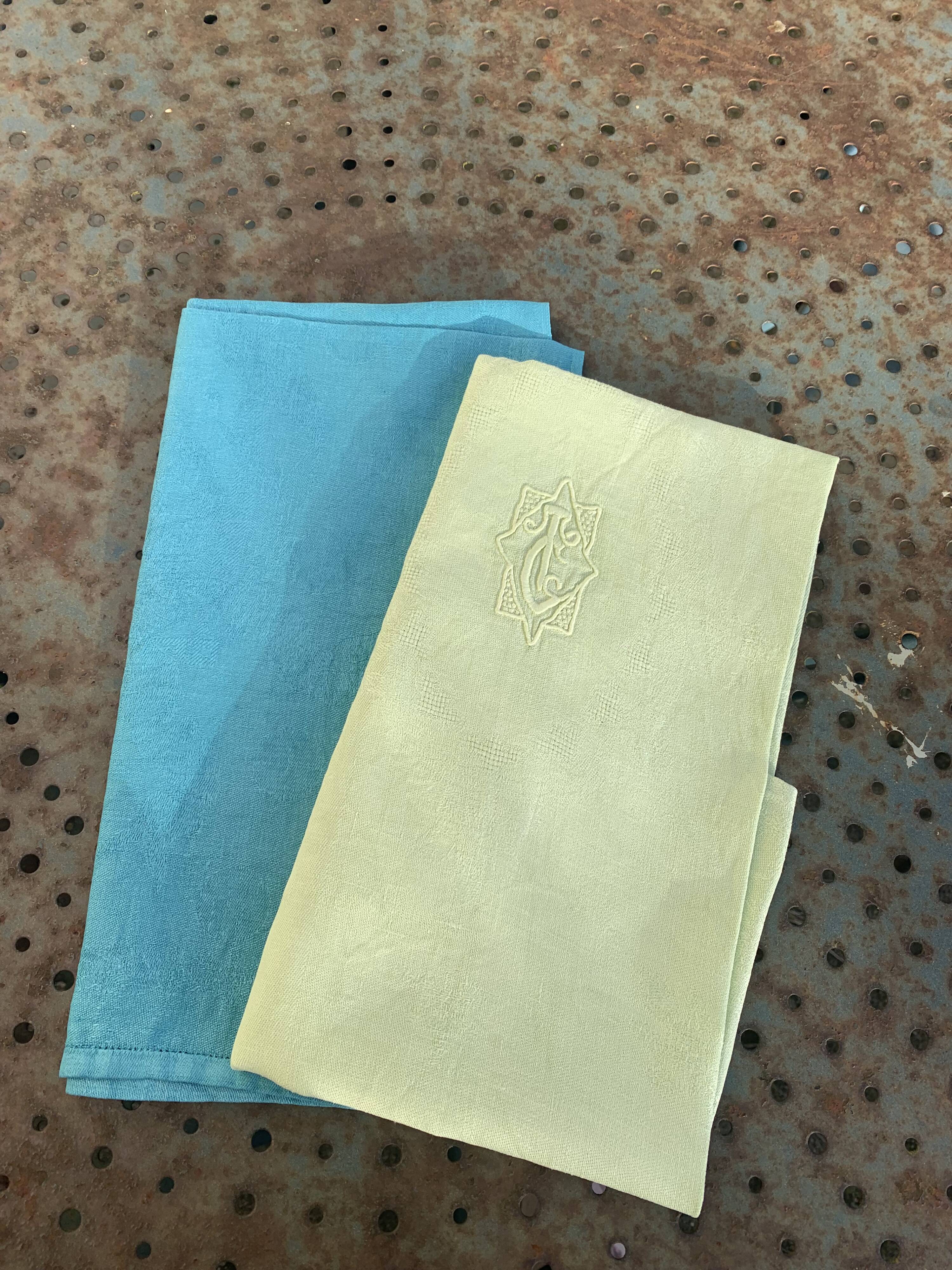 Lot duo, compose de deux grandes serviettes en coton et lin teintées bleue et verte anis, brodées,