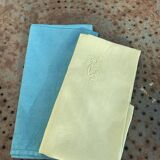 Lot duo, compose de deux grandes serviettes en coton et lin teintées bleue et verte anis, brodées,