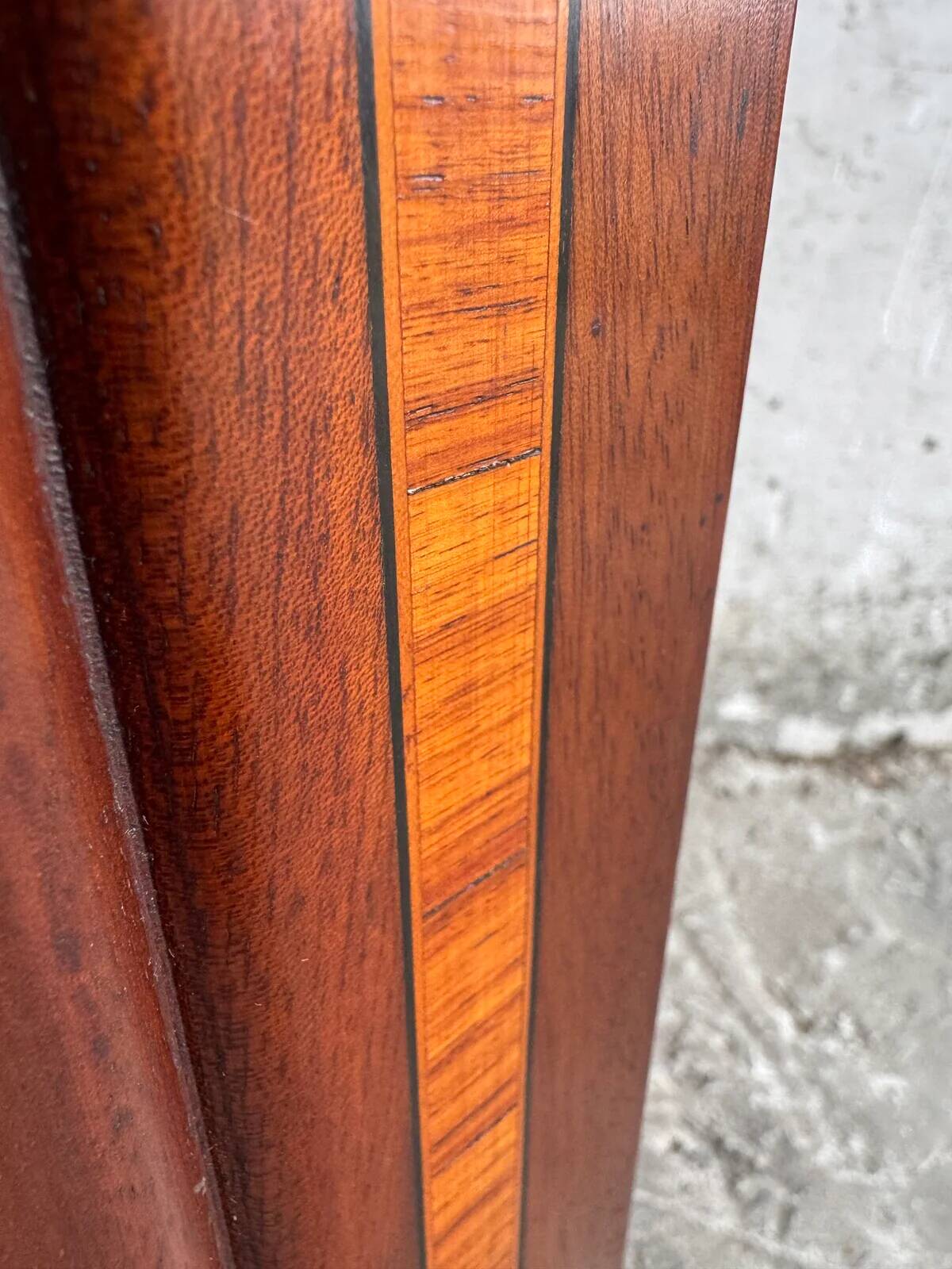 Table d'appoint en bois bourgogne-brun de l'entre-deux-guerres avec base à colonne cannelée, Belgique 1930