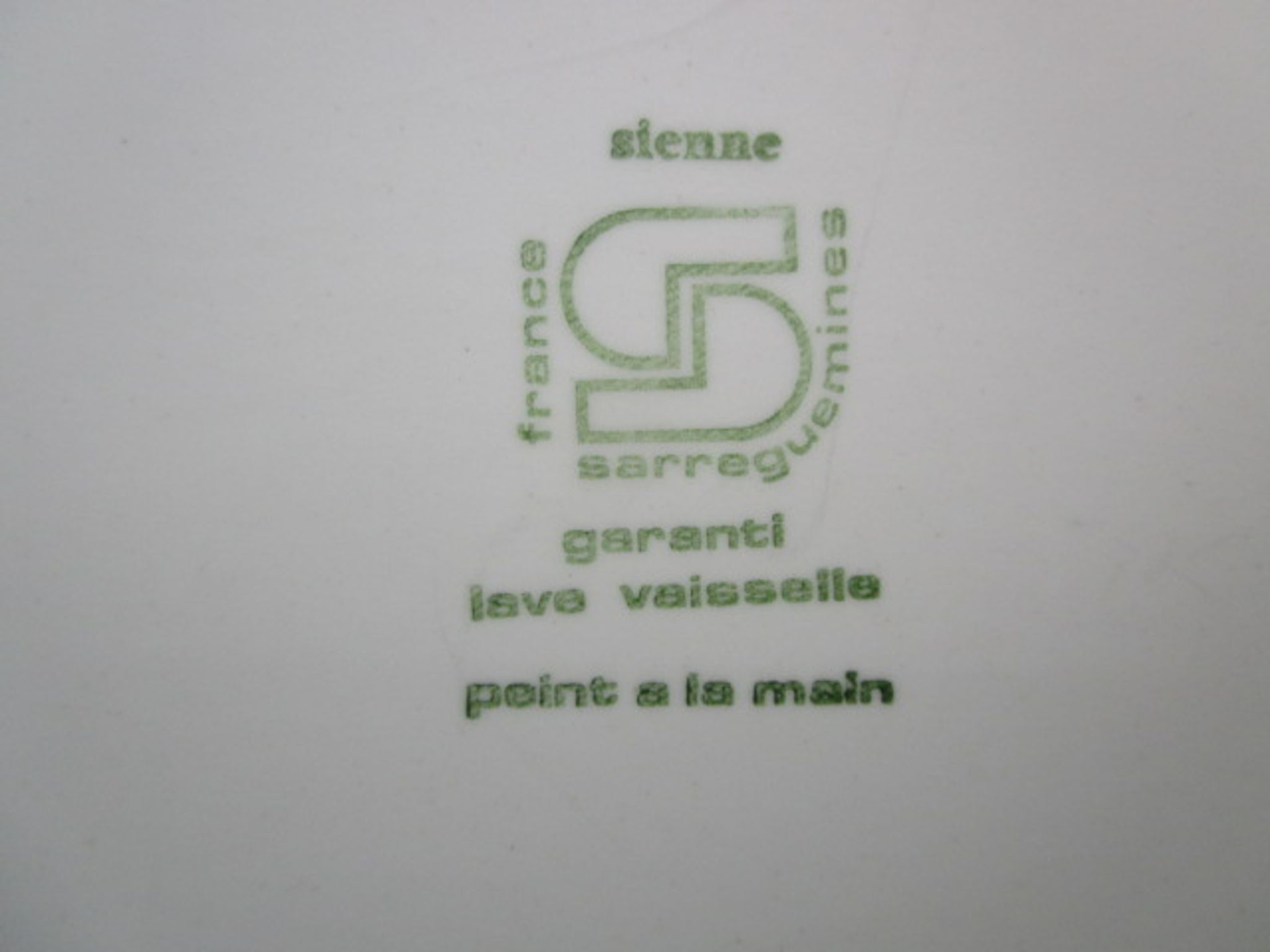 Plat vintage en faïence de Sarreguemines imitation grès