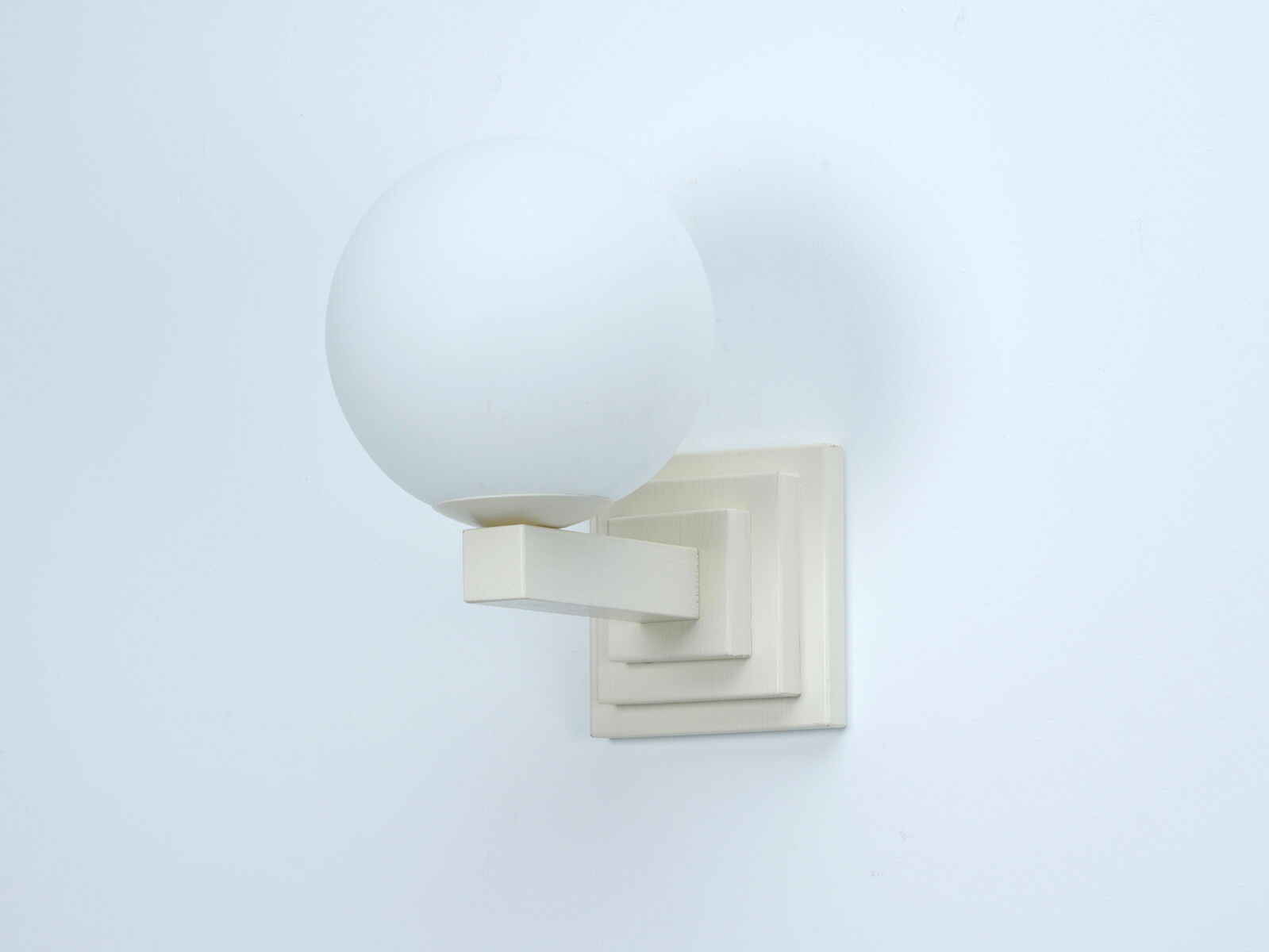 Paire d'appliques postmoderne en bois et verre circa 1980
